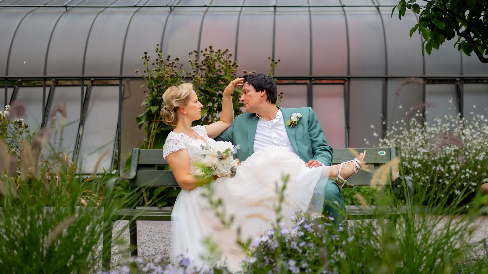 Ein Hochzeitsfotograf fängt das Lachen des Brautpaares in Karlsruhe ein.