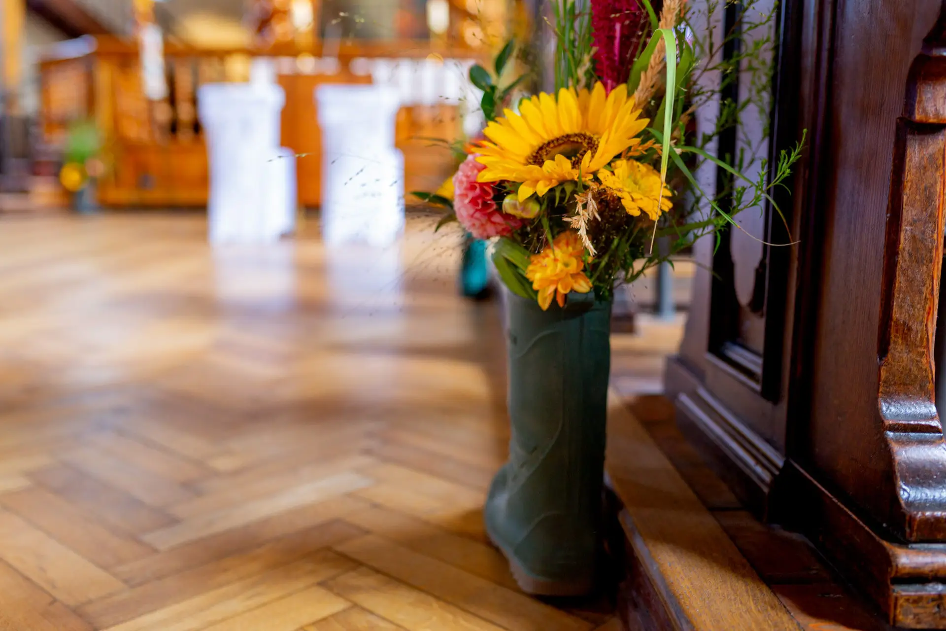 Blumendekoration am Altar der Dreifaltigkeitskirche Speyer