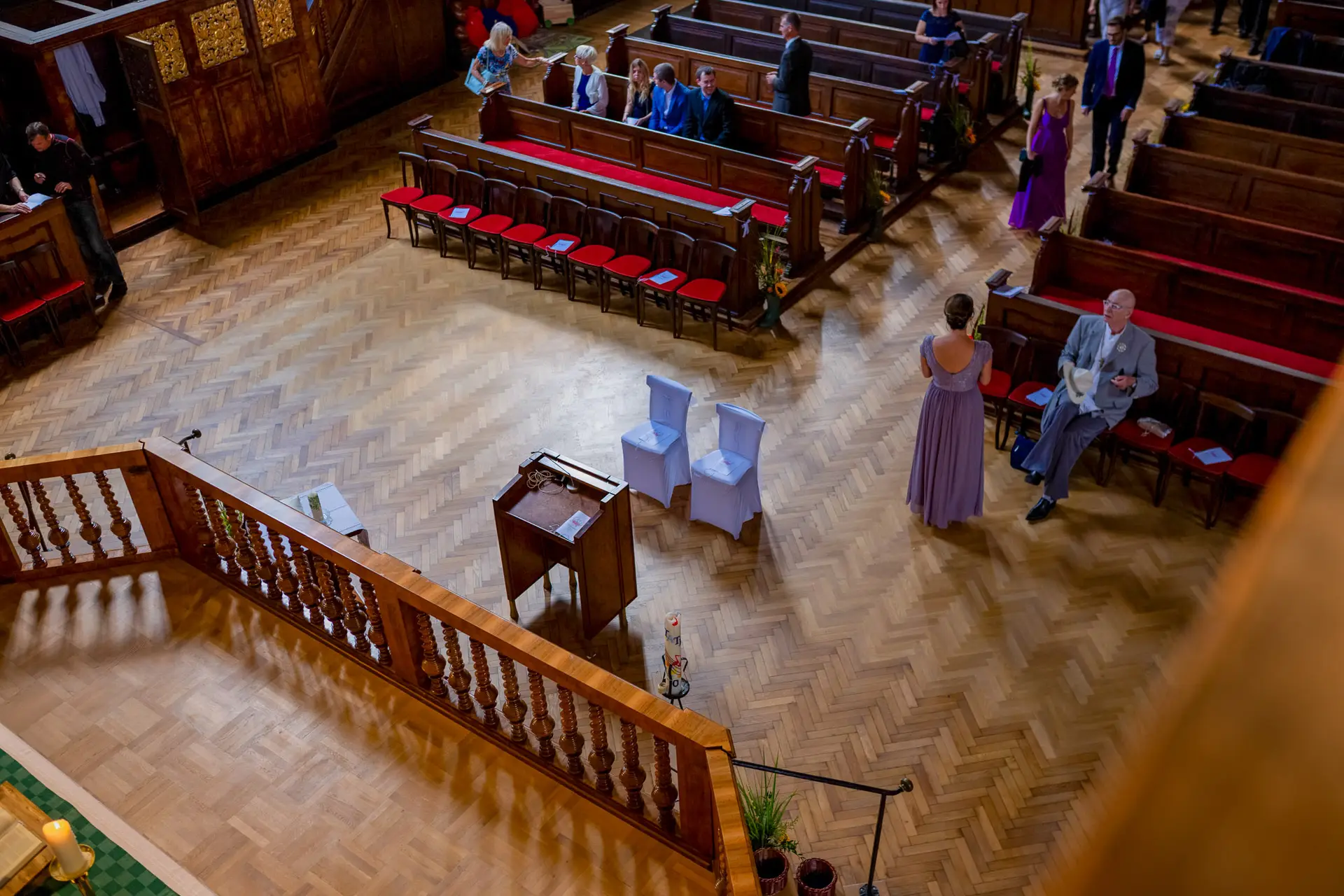 Hochzeitsglück im prächtigen Kirchenschiff mit Gästen und Blumendekoration