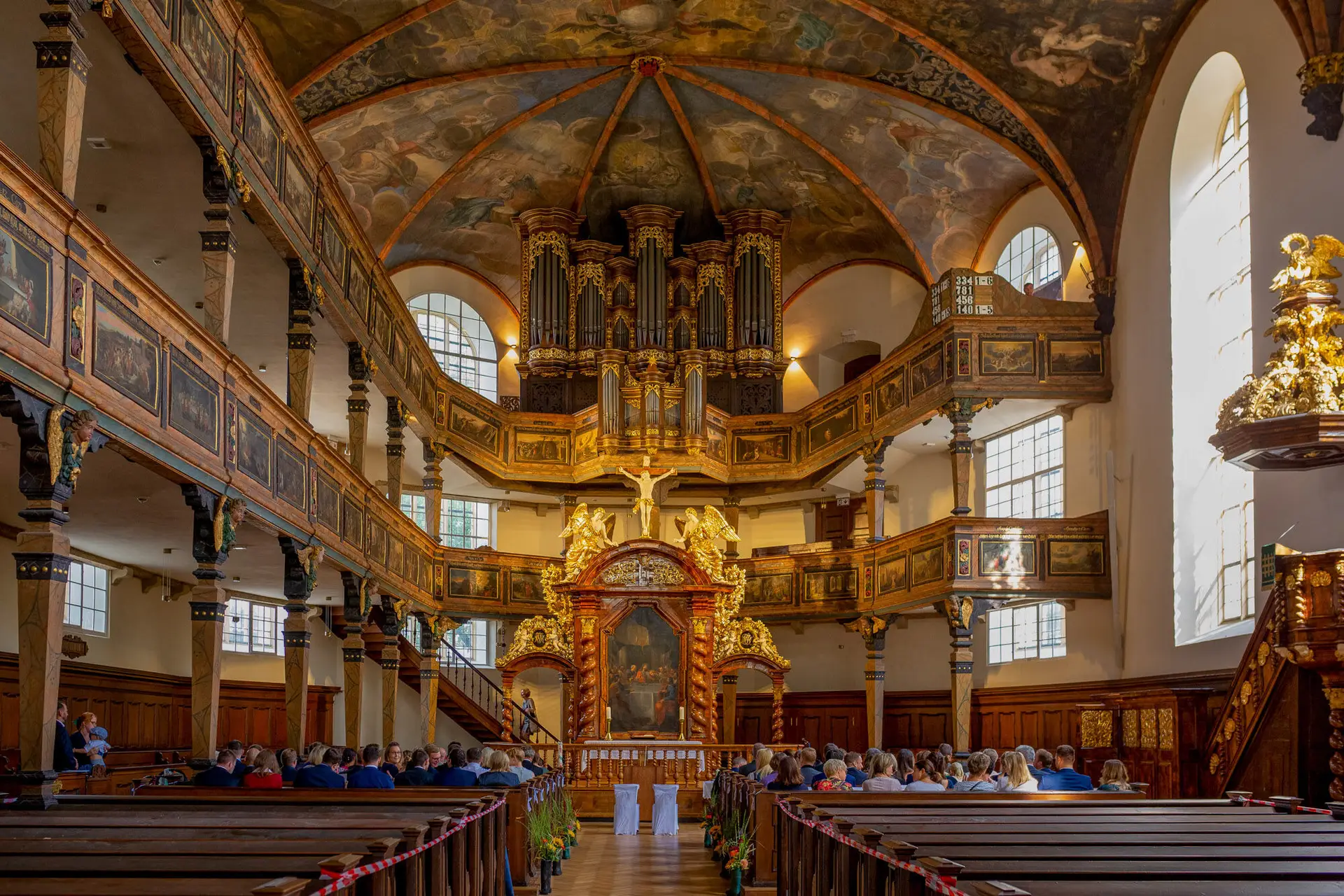 Brautpaar feierlich am Altar in historischer Kirche mit Stuckdecken