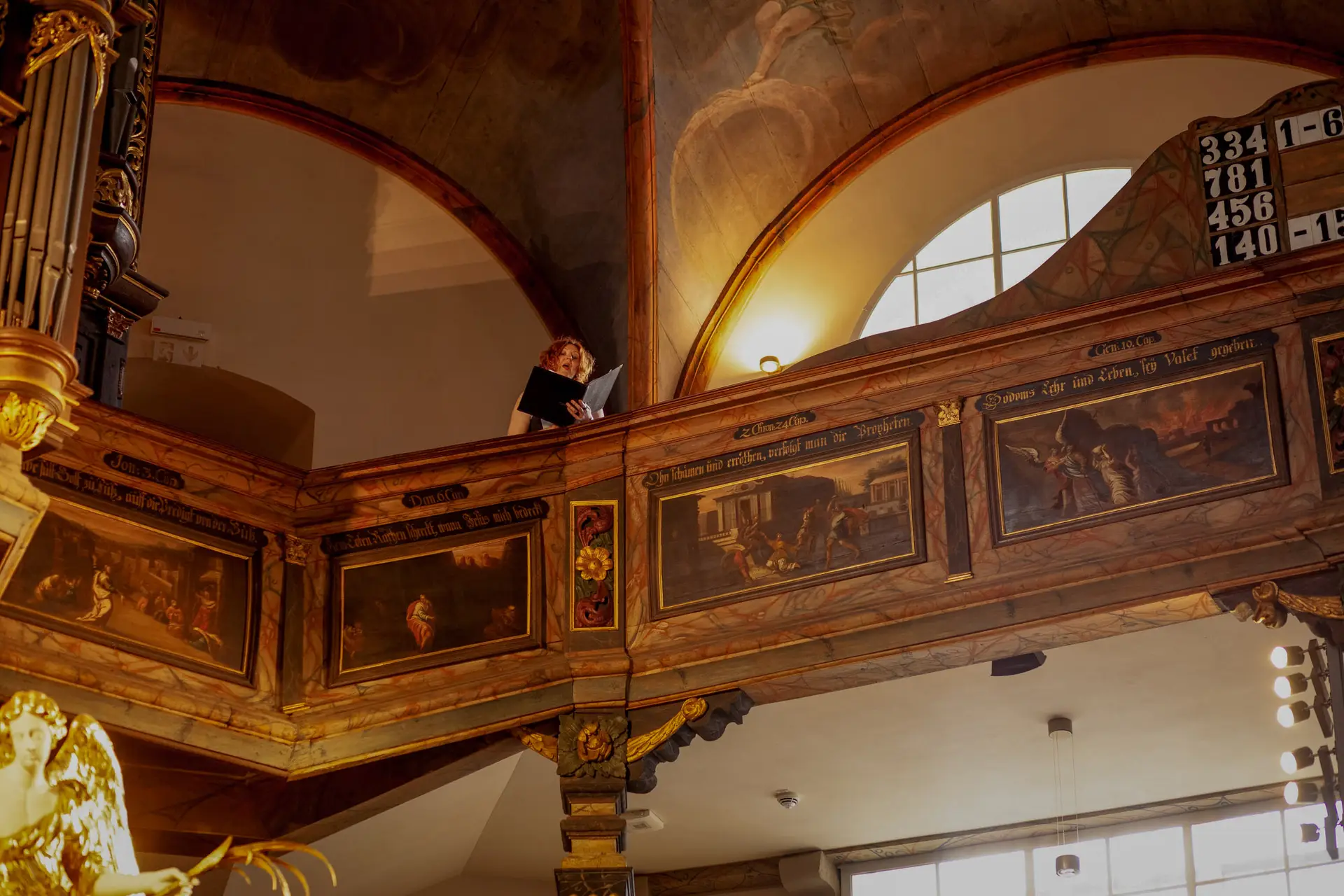 Brautpaar küsst sich am Altar – erster Kuss als Ehepaar in der Dreifaltigkeitskirche Speyer