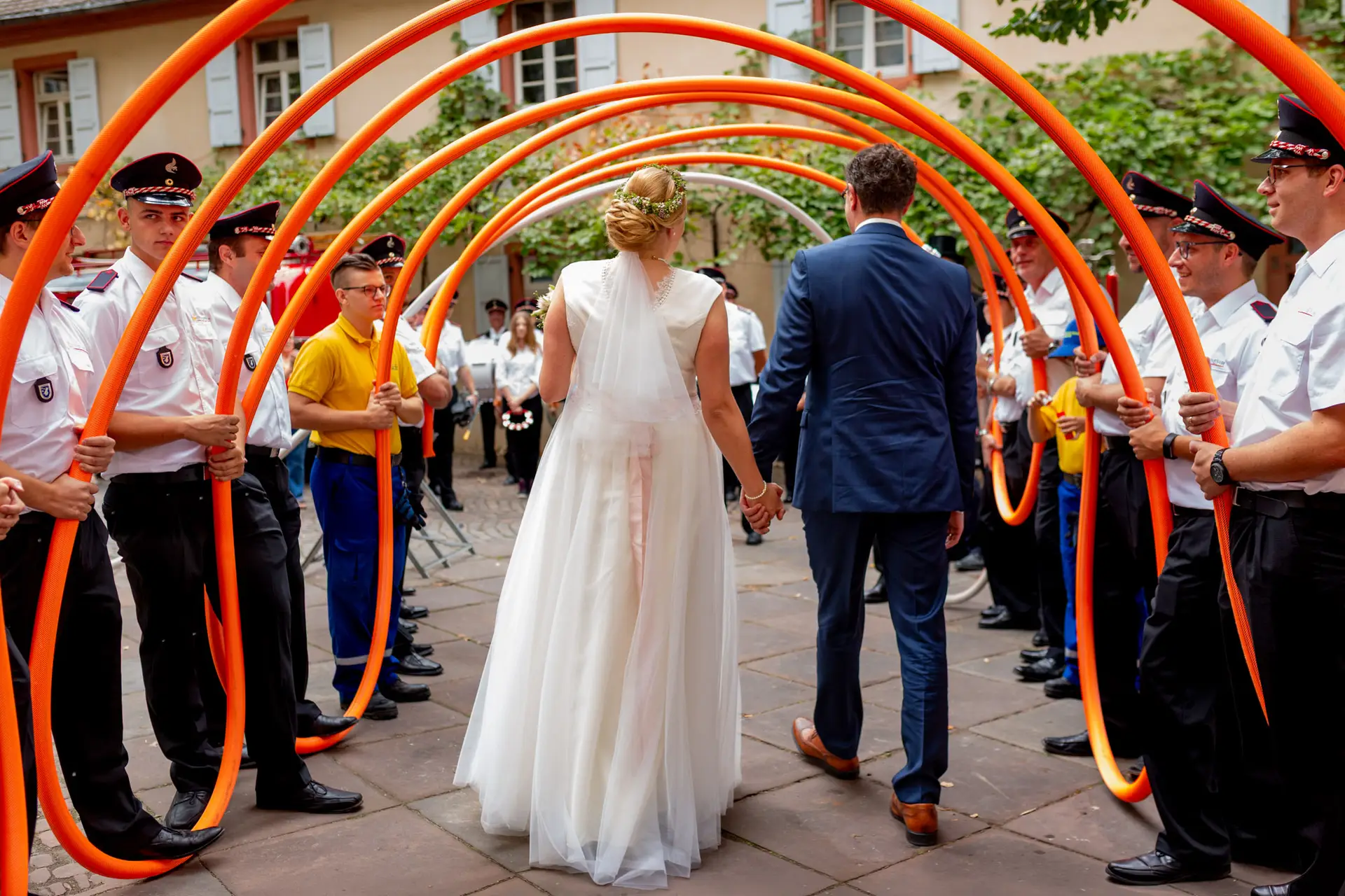 Brautpaar schreitet durch eine Ehrengasse nach dem Kirchenauszug in Speyer