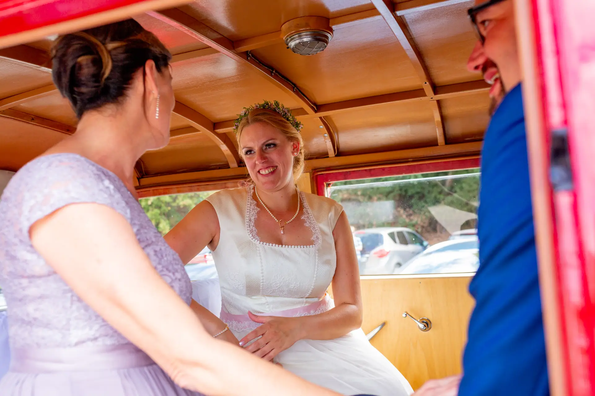 Braut und Hochzeitsgäste beim Aufbruch nach der kirchlichen Trauung in Speyer