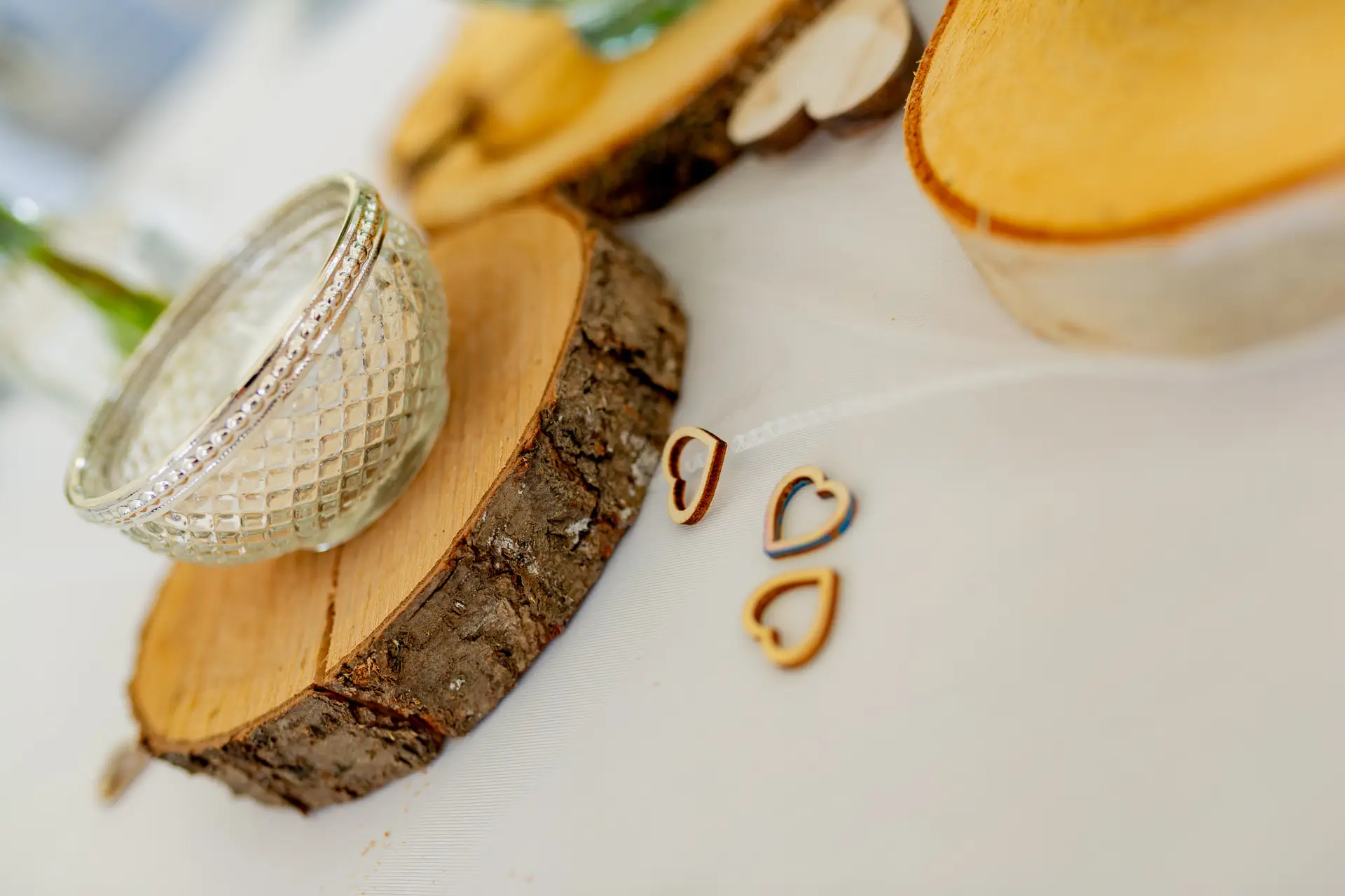 Holzscheiben mit Herzchen – romantische Tischdeko zur Hochzeit in Reilingen