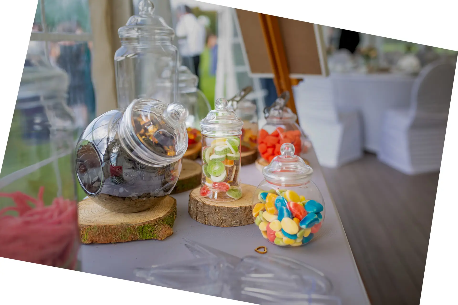 Süßigkeiten in Gläsern auf Holz – liebevolle Candybar-Dekoration zur Hochzeit