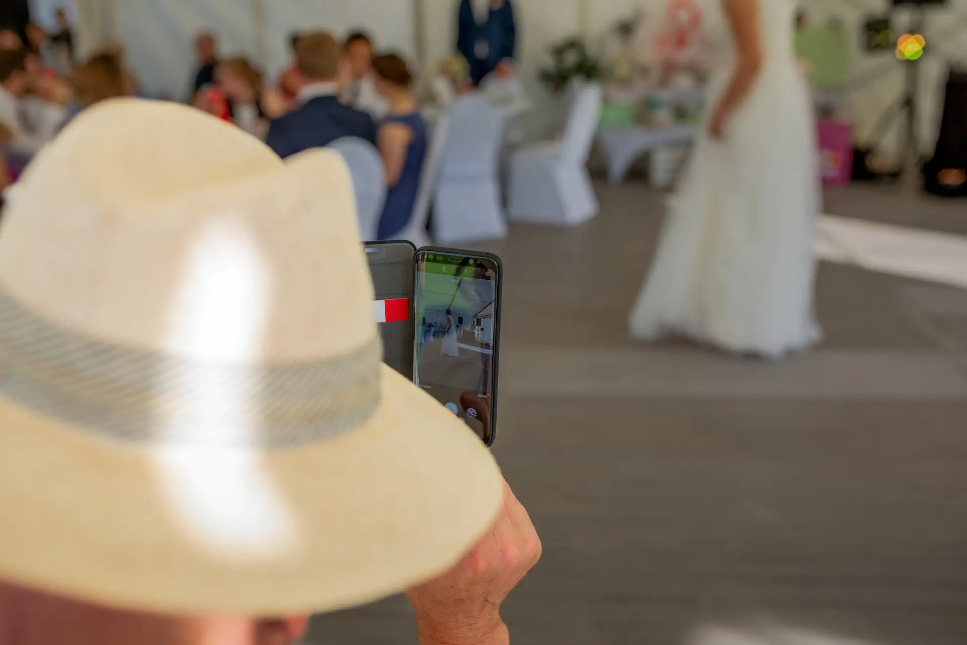 Hochzeitsgäste genießen die Zeit am See während des Brautpaarshooting