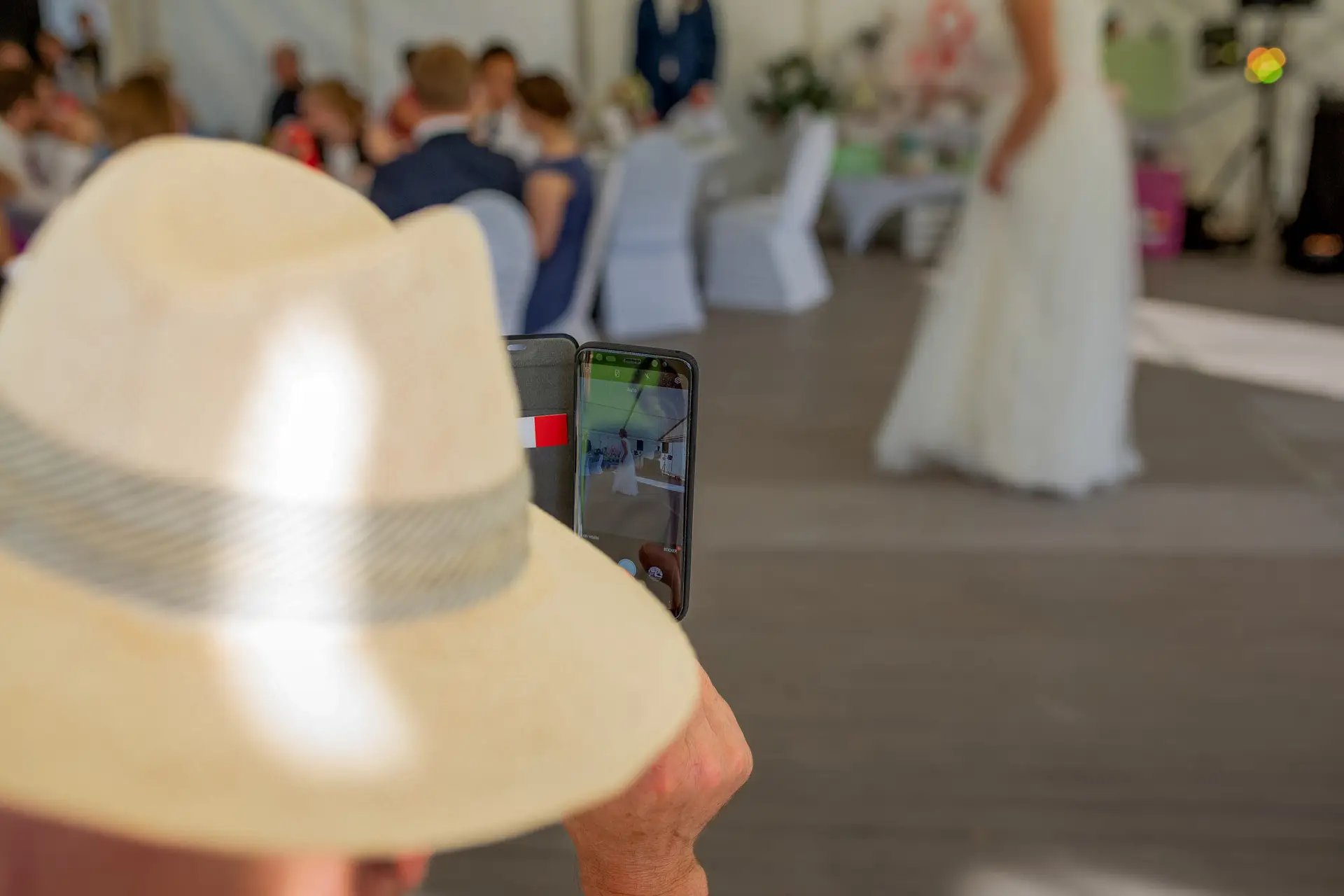 Hochzeitsgäste genießen die Zeit am See während des Brautpaarshooting