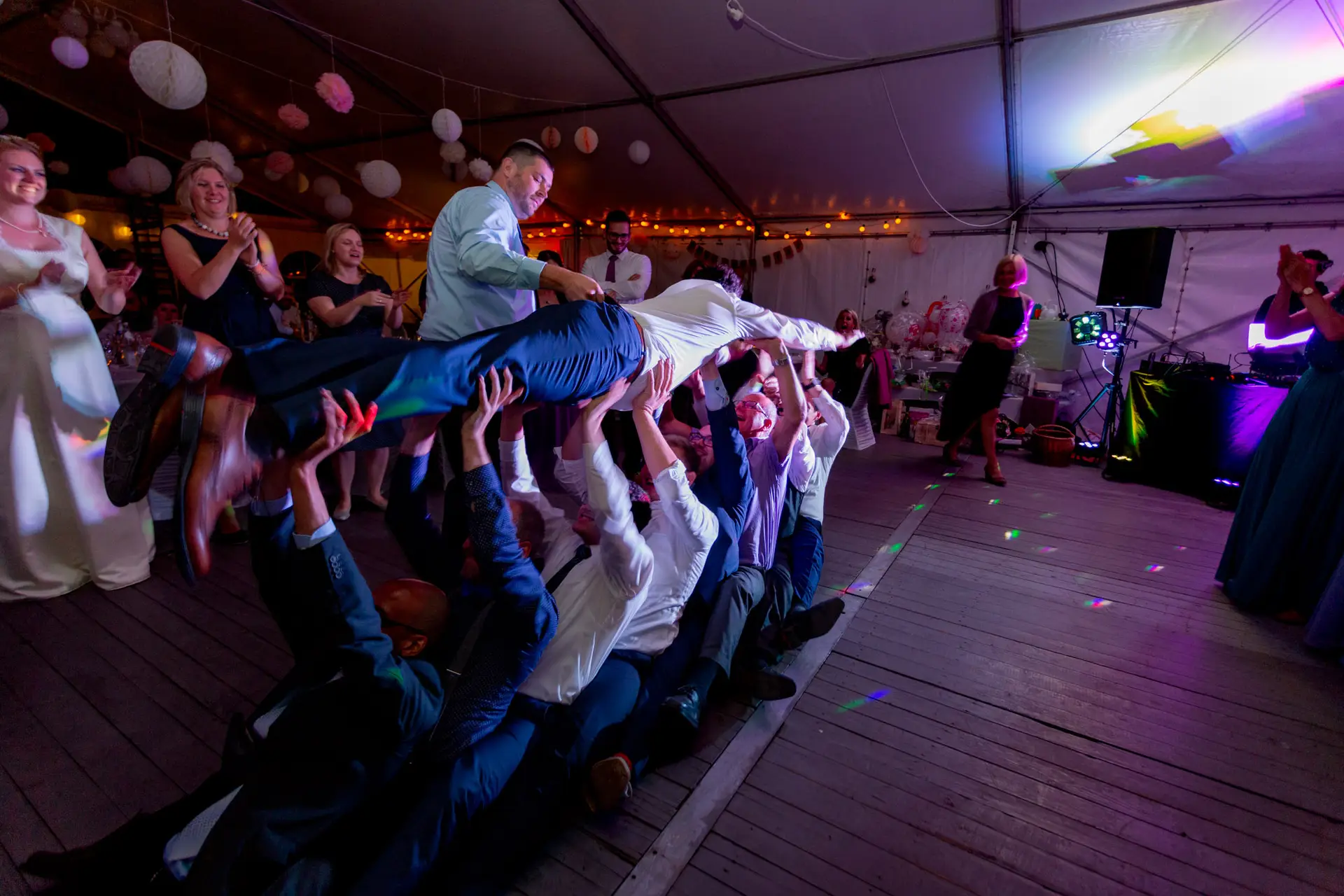 Hochzeitsgast wird von Brautpaar in die Luft gehoben – ausgelassene Party-Stimmung