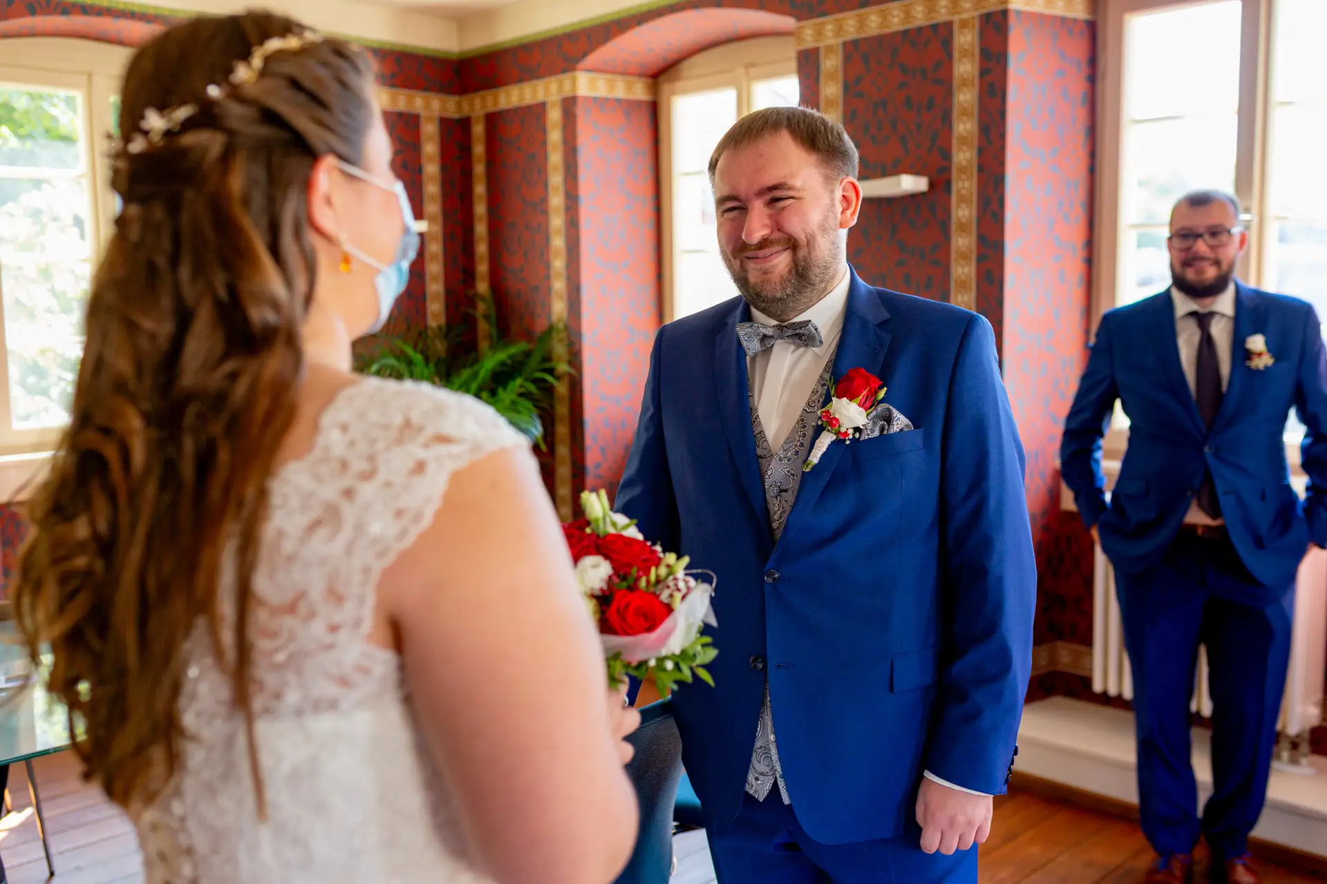 First Look – Bräutigam sieht die Braut zum ersten Mal im Hochzeitskleid im Standesamt