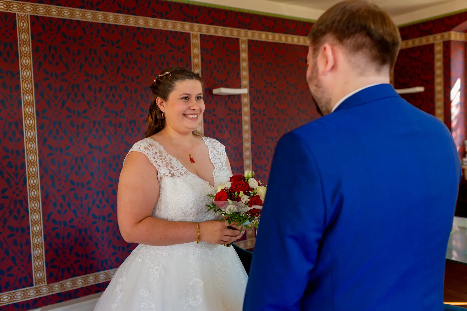 Brautpaar lächelt sich an beim First Look im Standesamt Feudenheim