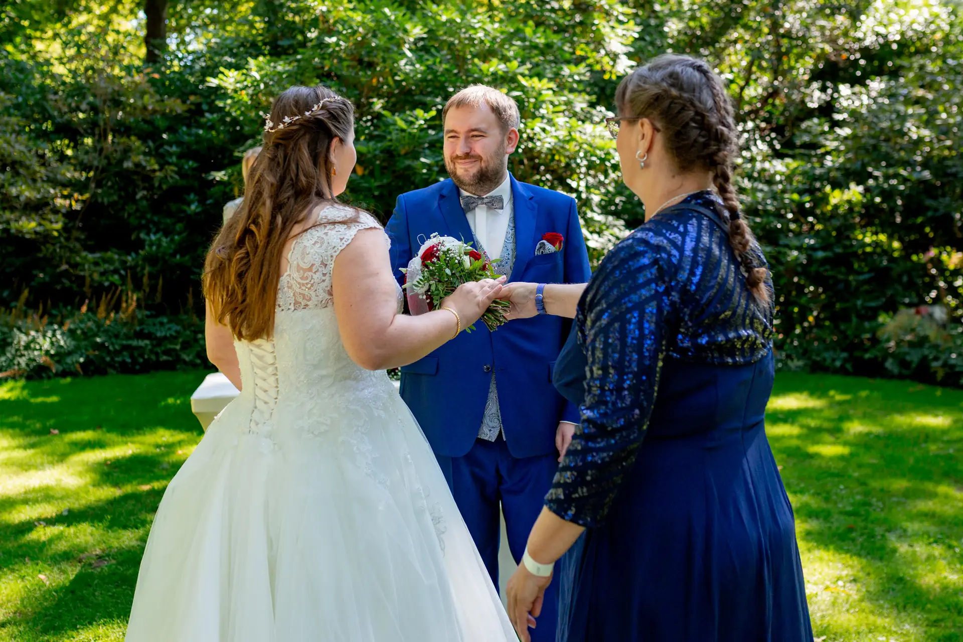 Ringtausch bei der freien Trauung in der Klangoase des Luisenparks Mannheim