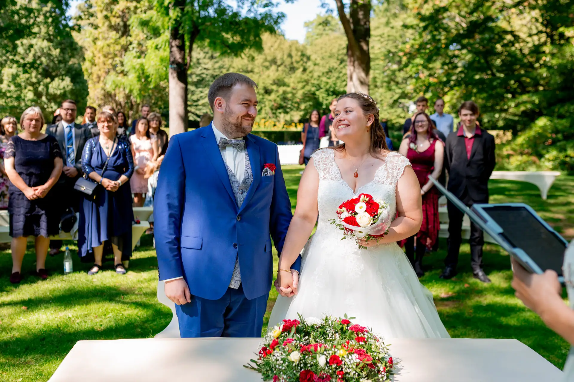 Brautpaar mit Gästen nach der freien Trauung im Garten des Luisenparks