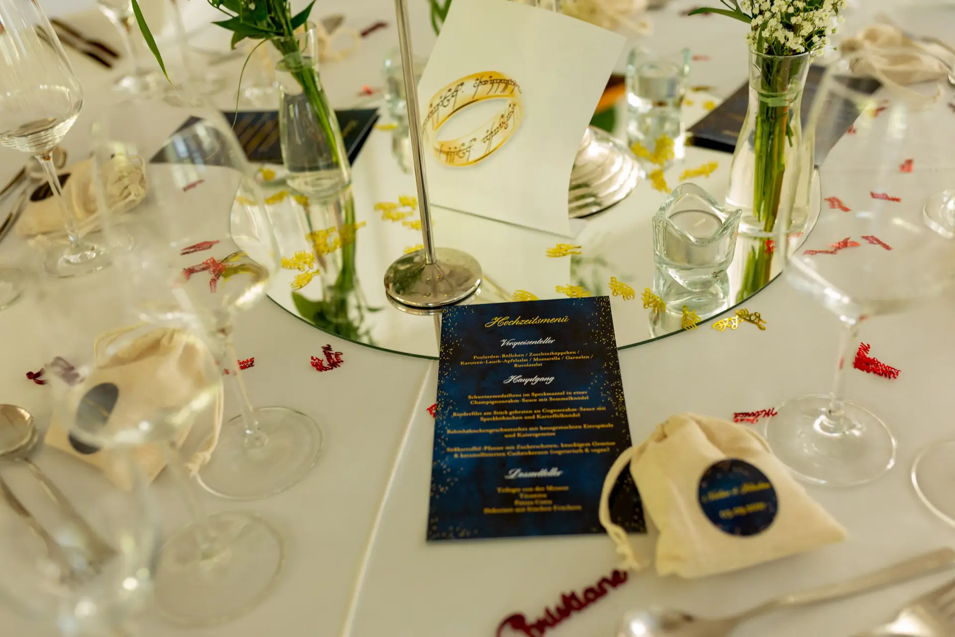 Festlich dekorierter Saal im Luisenpark mit Tischdekoration aus goldenen Spiegeln und weißen Blumen