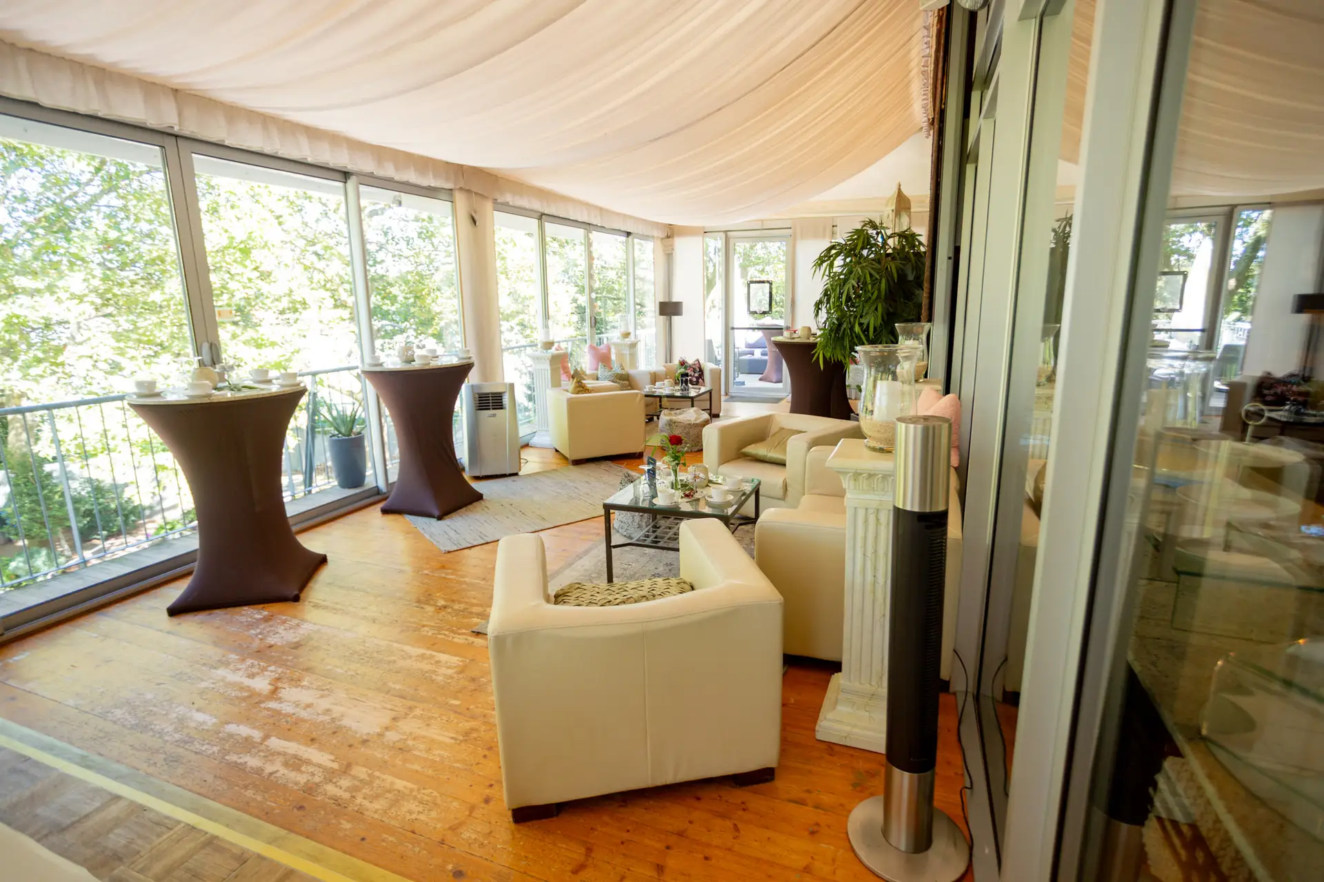 Lounge-Bereich im Festsaal mit Blick in den grünen Luisenpark