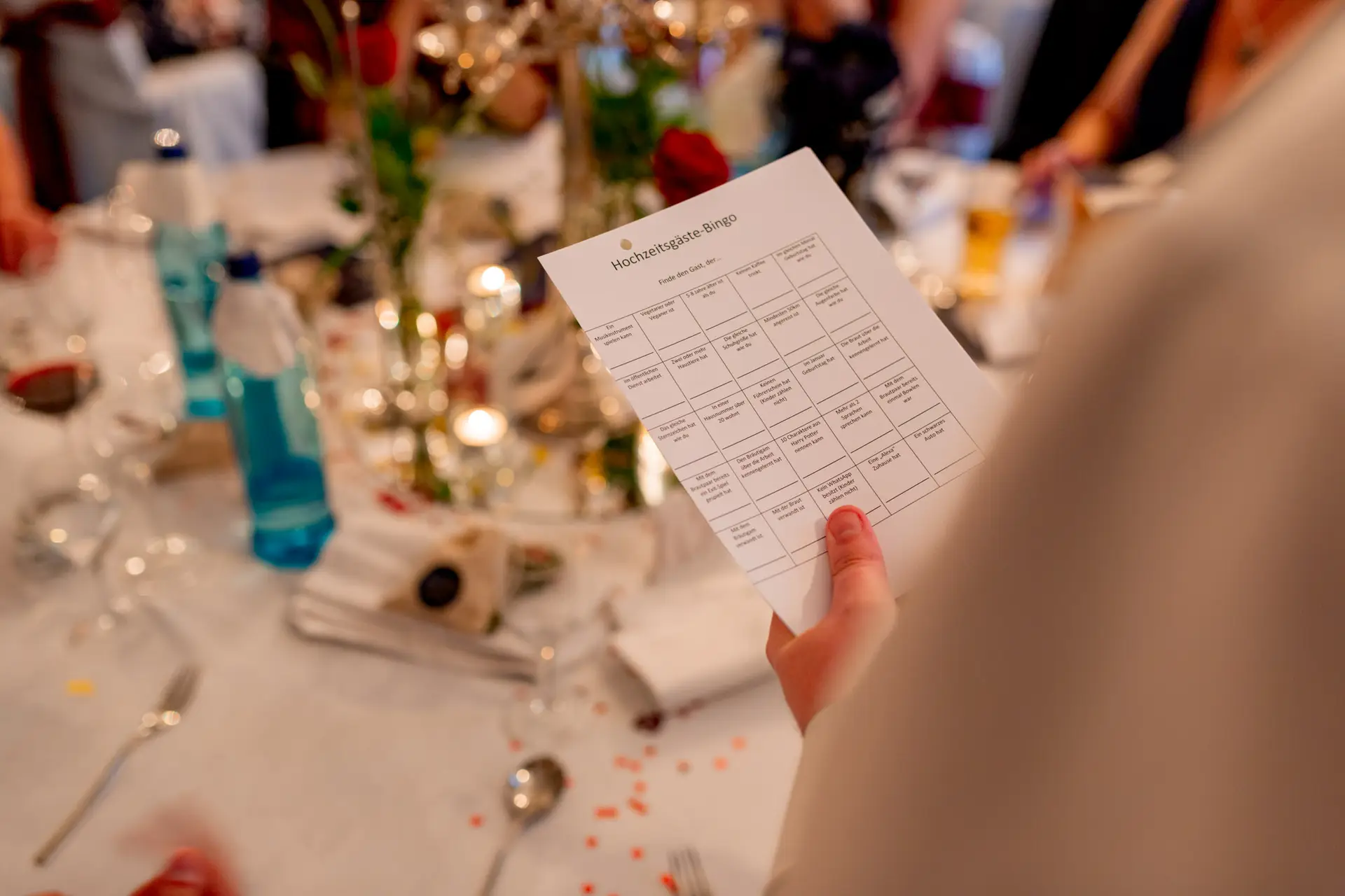 Braut mit Hochzeits-Bingo-Karte bei der Abendfeier im Luisenpark