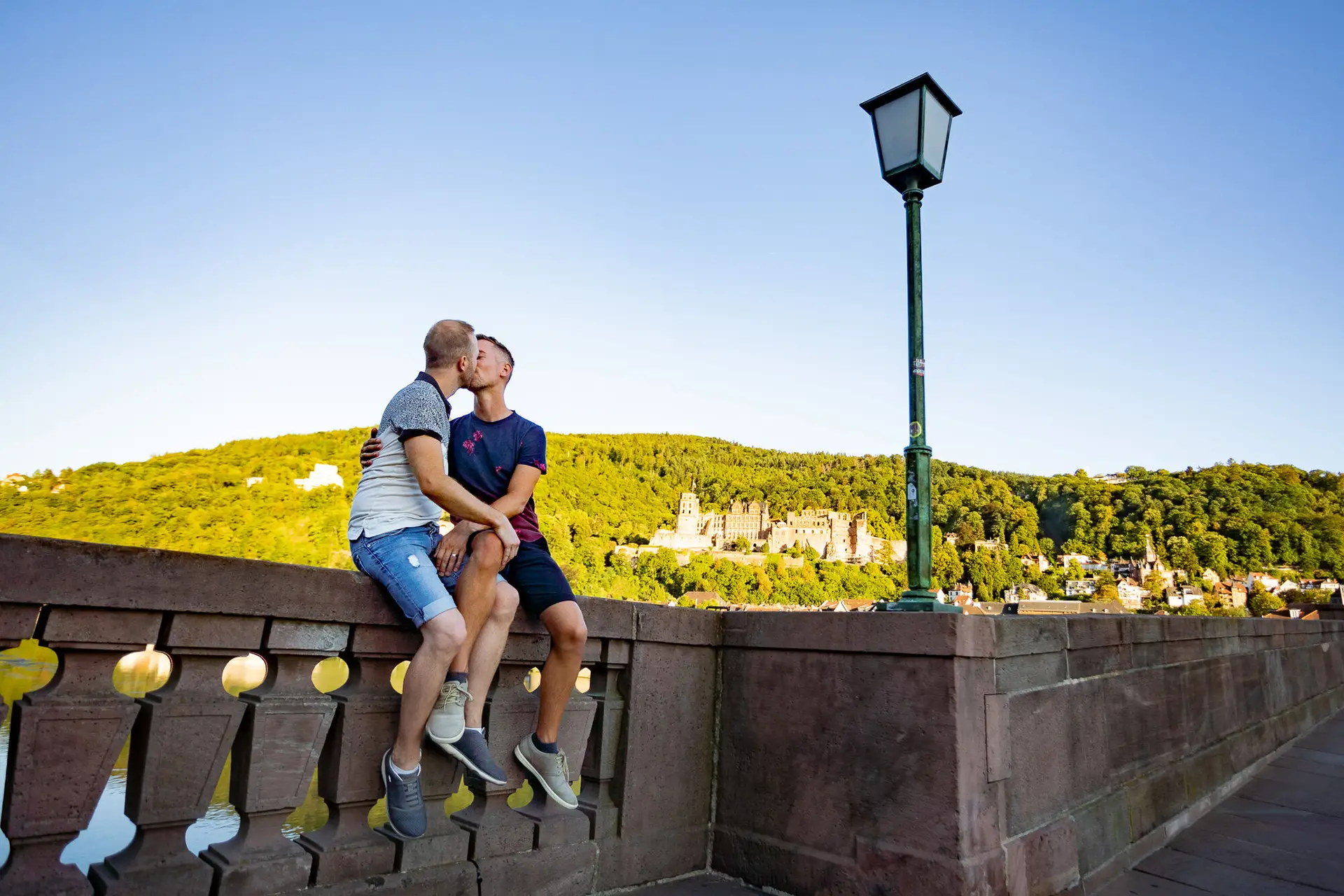 2022 08 07 19 48 59 4K8A1772 HDR.2ov5HLhO Paarshooting auf der Alten Brücke Heidelberg mit Schloss im Hintergrund