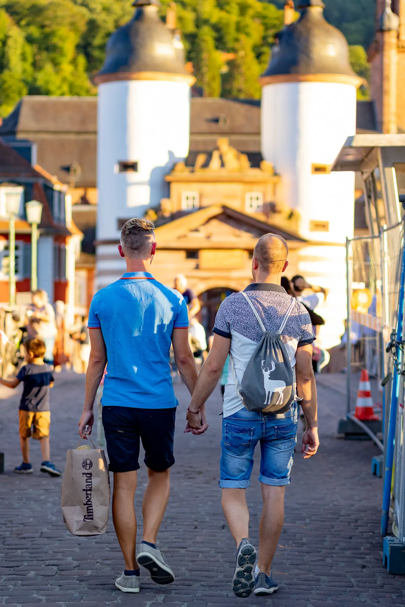 Paar in der Heidelberger Altstadt bei goldenem Abendlicht