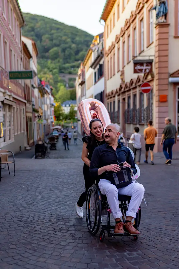 Paar in den Gassen der Heidelberger Altstadt