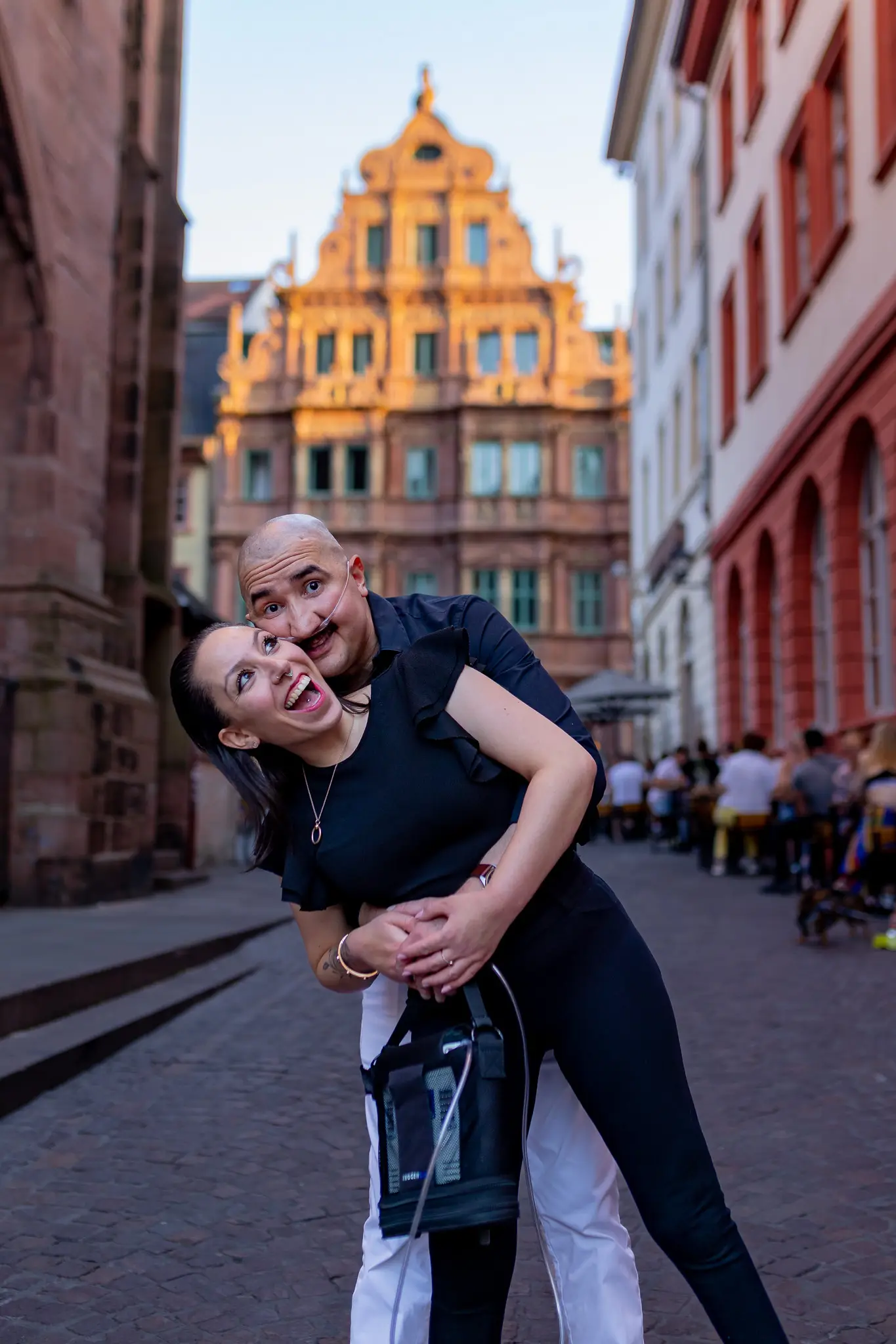 Paar lacht zusammen in der Heidelberger Altstadt