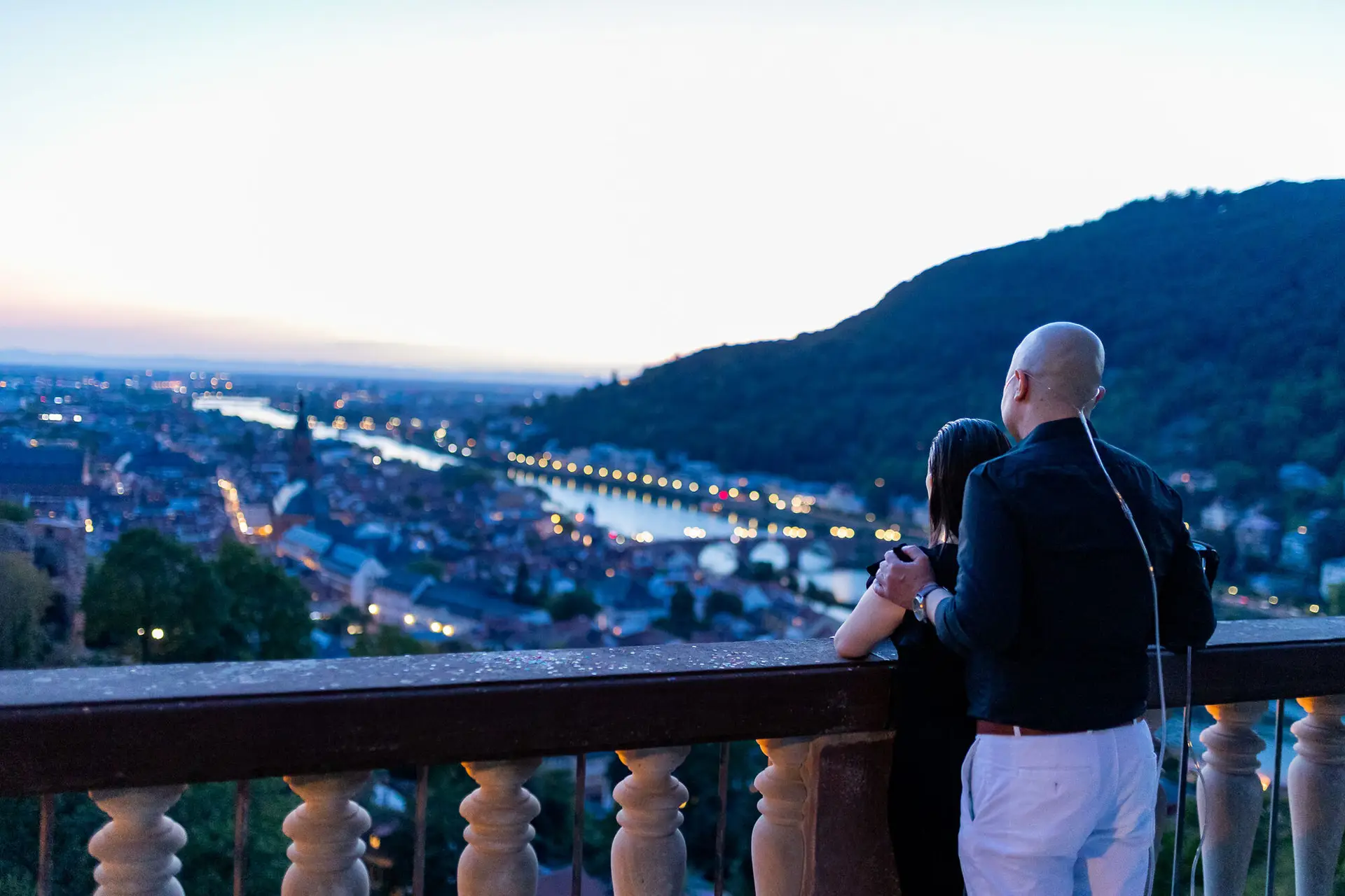 2022 08 28 20 41 18 4K8A3399.D360E3Pc Paar am Schloss Heidelberg mit Blick über die Stadt bei Dämmerung