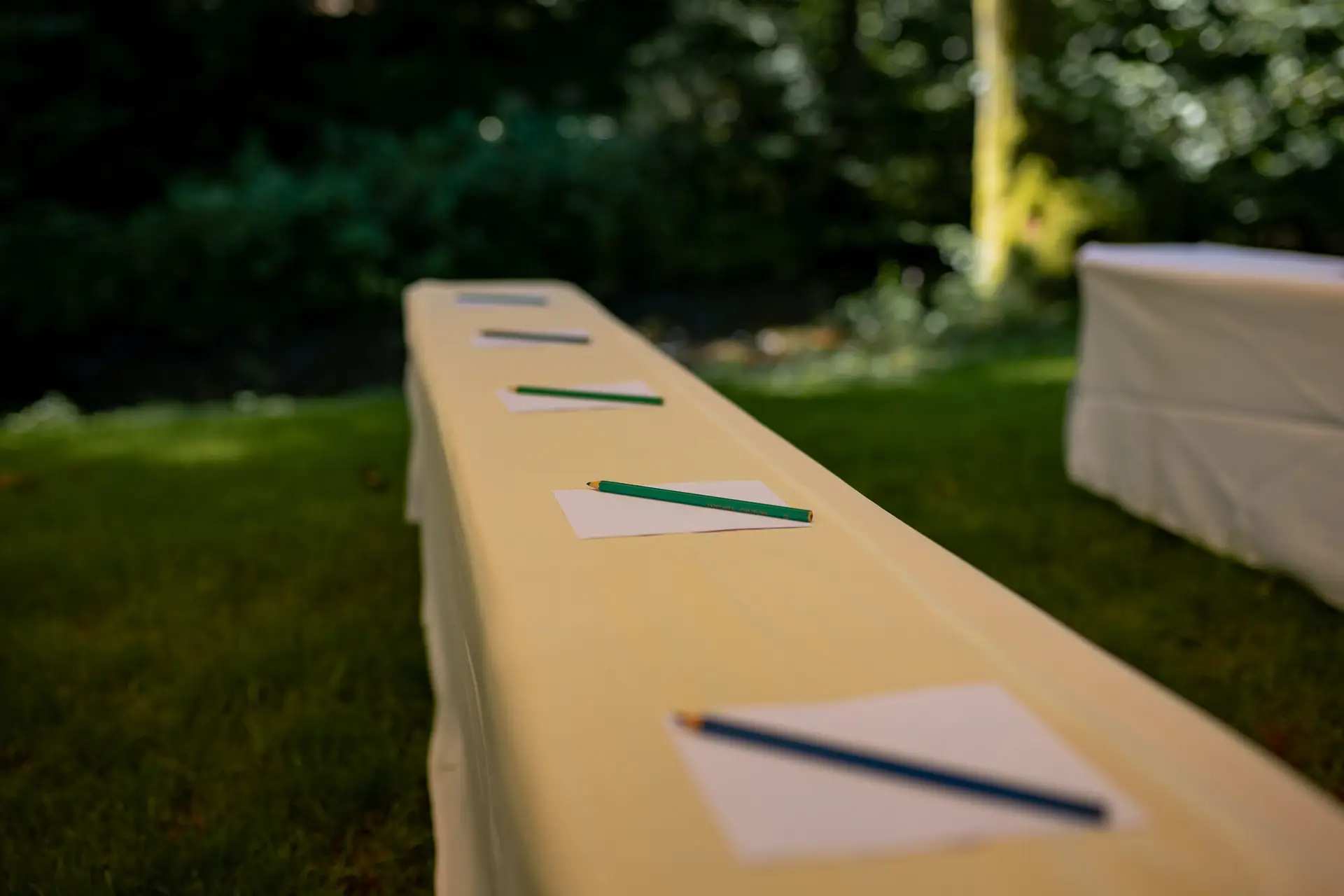 Gästebuch-Tisch im Freien mit weißen Blättern für die Eintragungen der Hochzeitsgäste