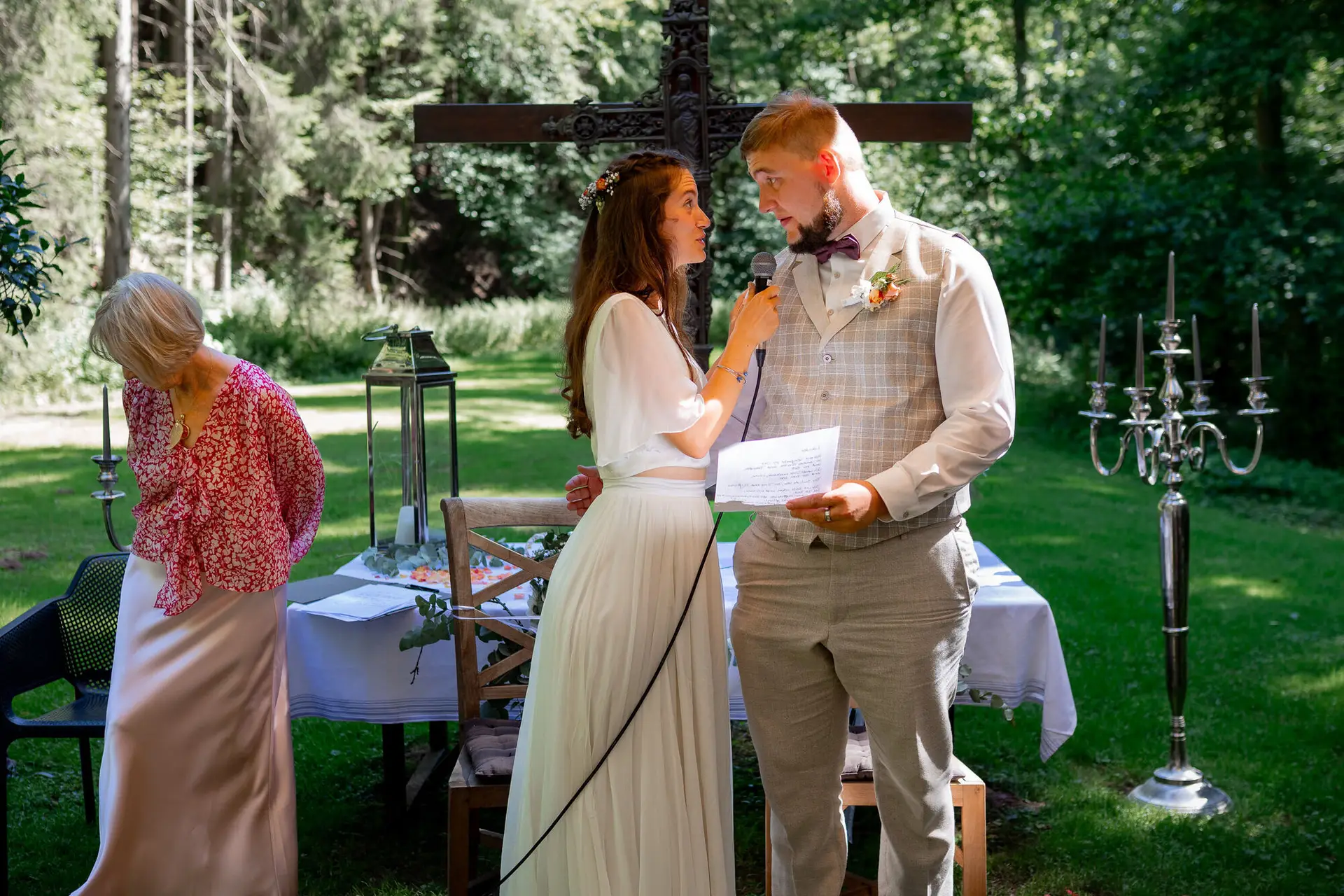 Bräutigam liest seine persönlichen Worte vor der Traurednerin und der Hochzeitsgesellschaft