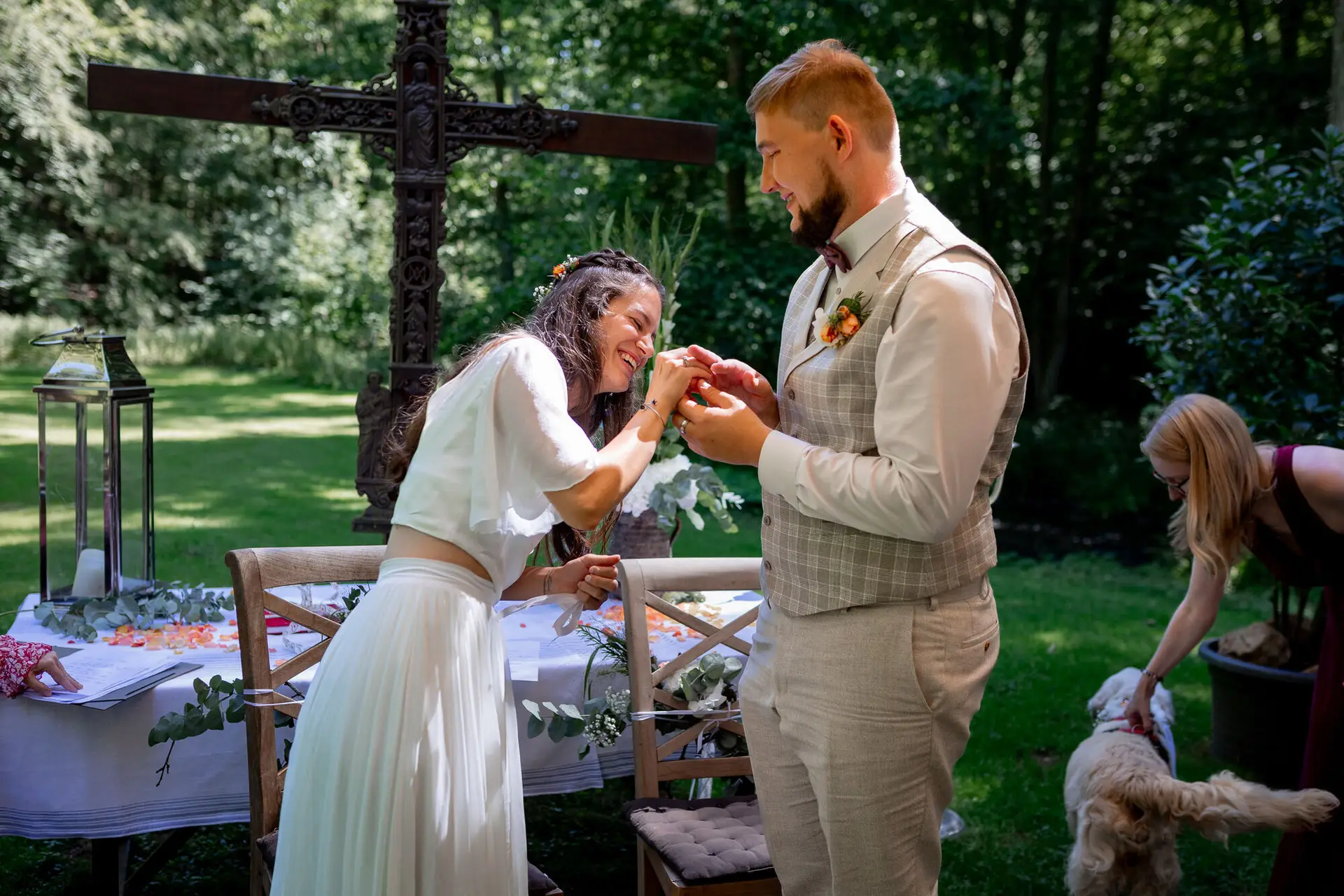 Brautpaar steckt sich die Eheringe an – der emotionale Höhepunkt der freien Trauung im Elztal