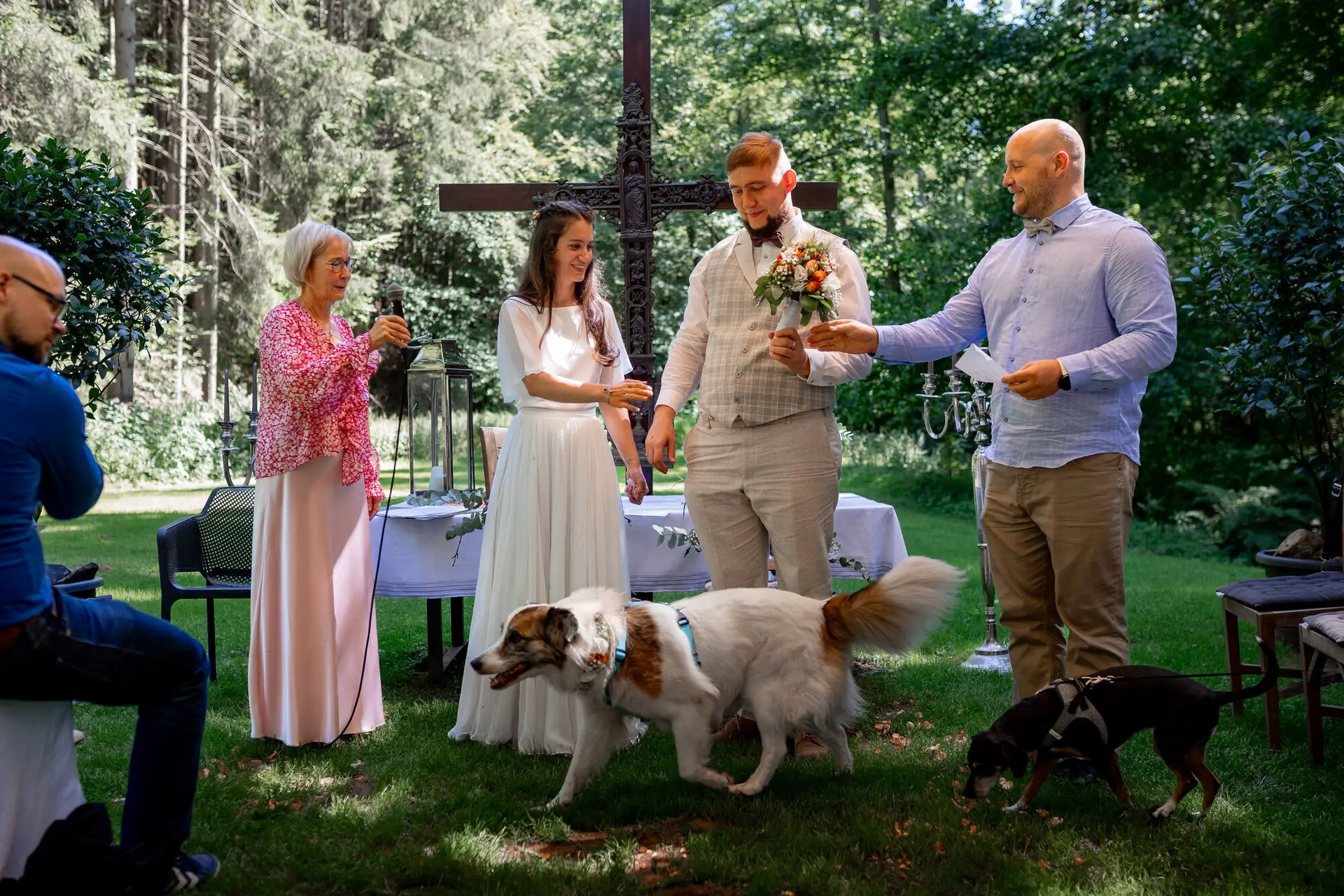 Brautpaar + Trauzeuge + Familienhund direkt nach dem Jawort – ein vollständiges Familienbild
