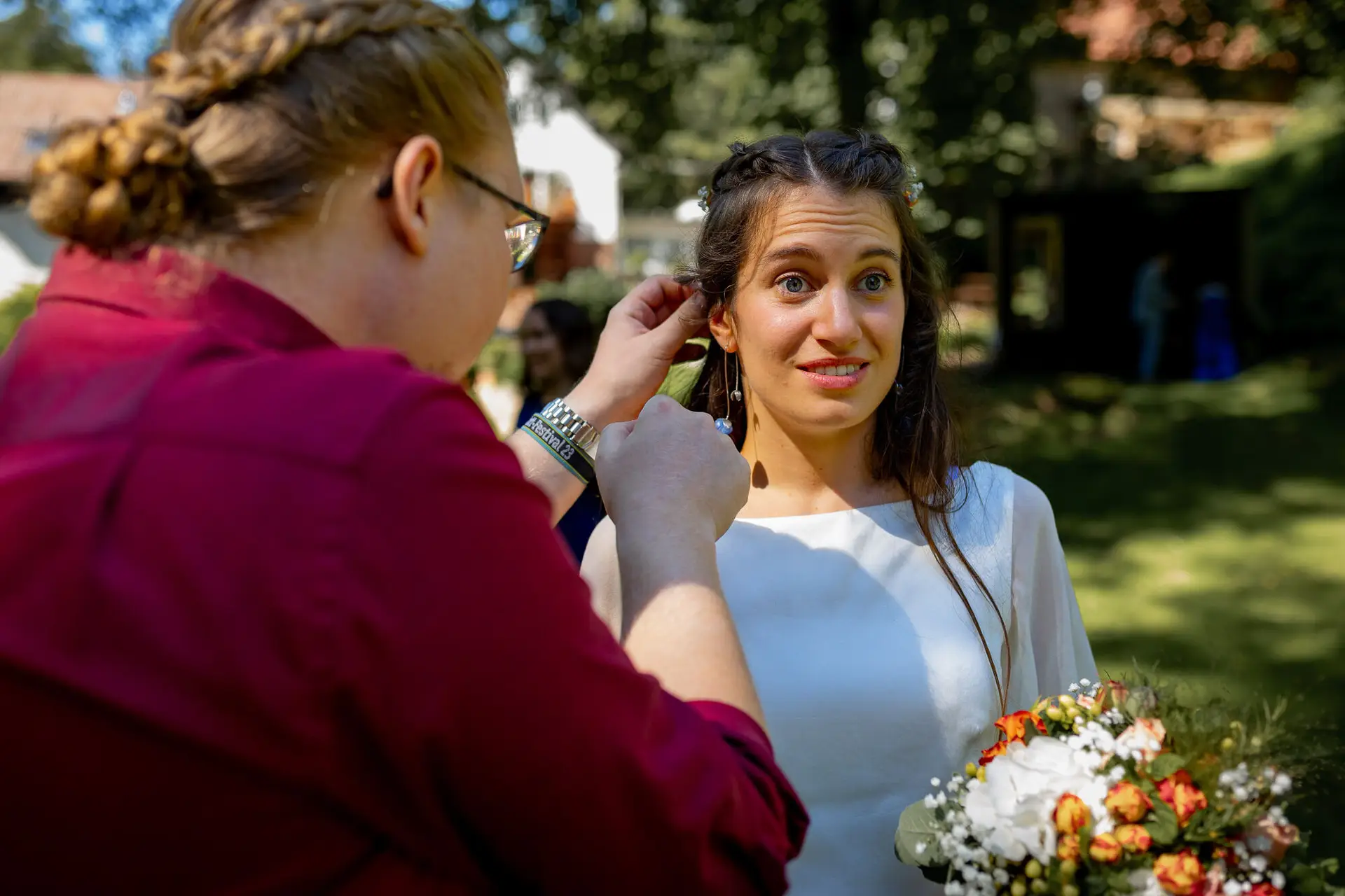 Brautjungfer hilft Braut beim letzten Haarzubehör – kleine Details machen den Moment perfekt