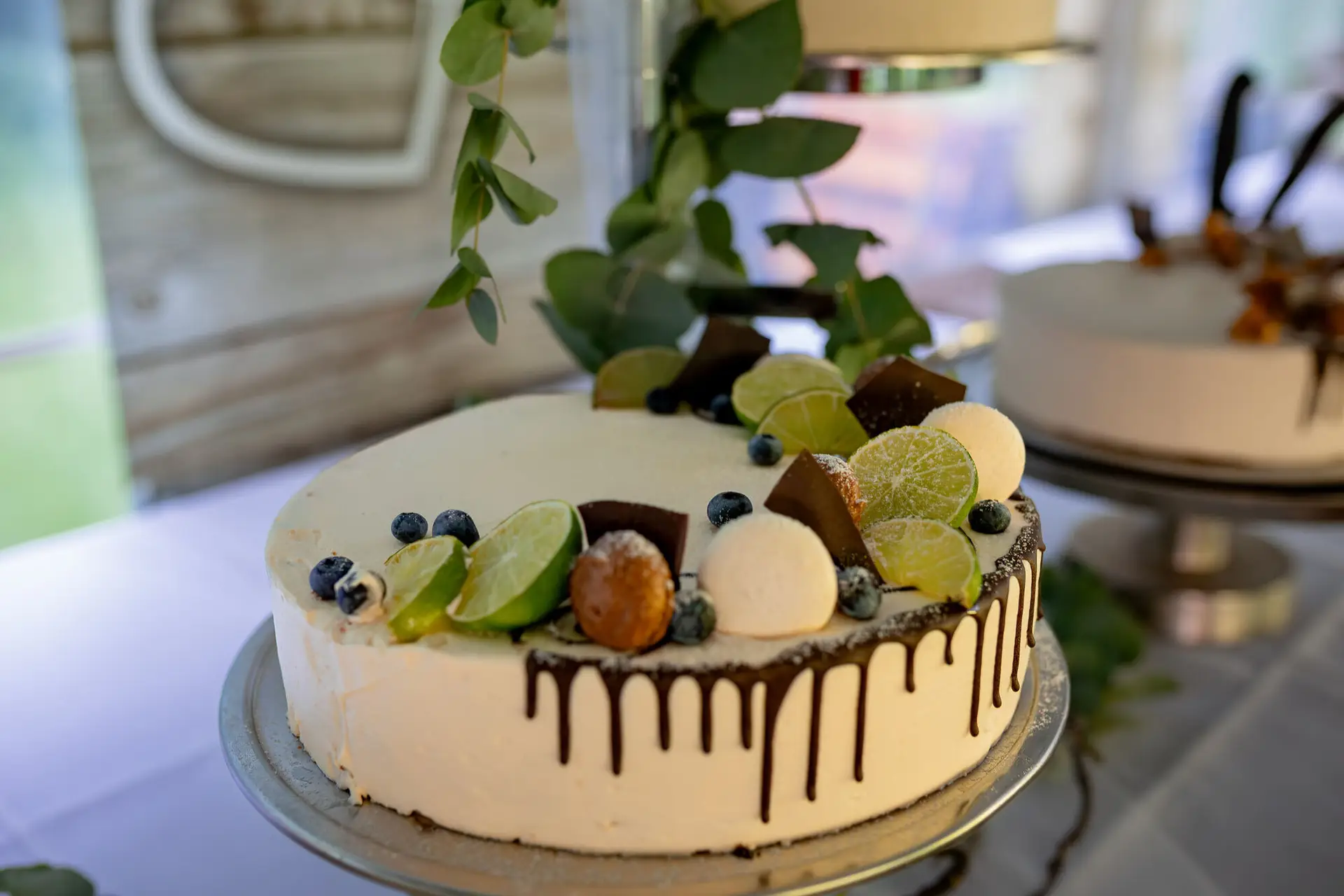 Hochzeitstorte "Eva & Pierre" mit Schokoladen-Drizzle, roten Beeren und Blätterschmuck