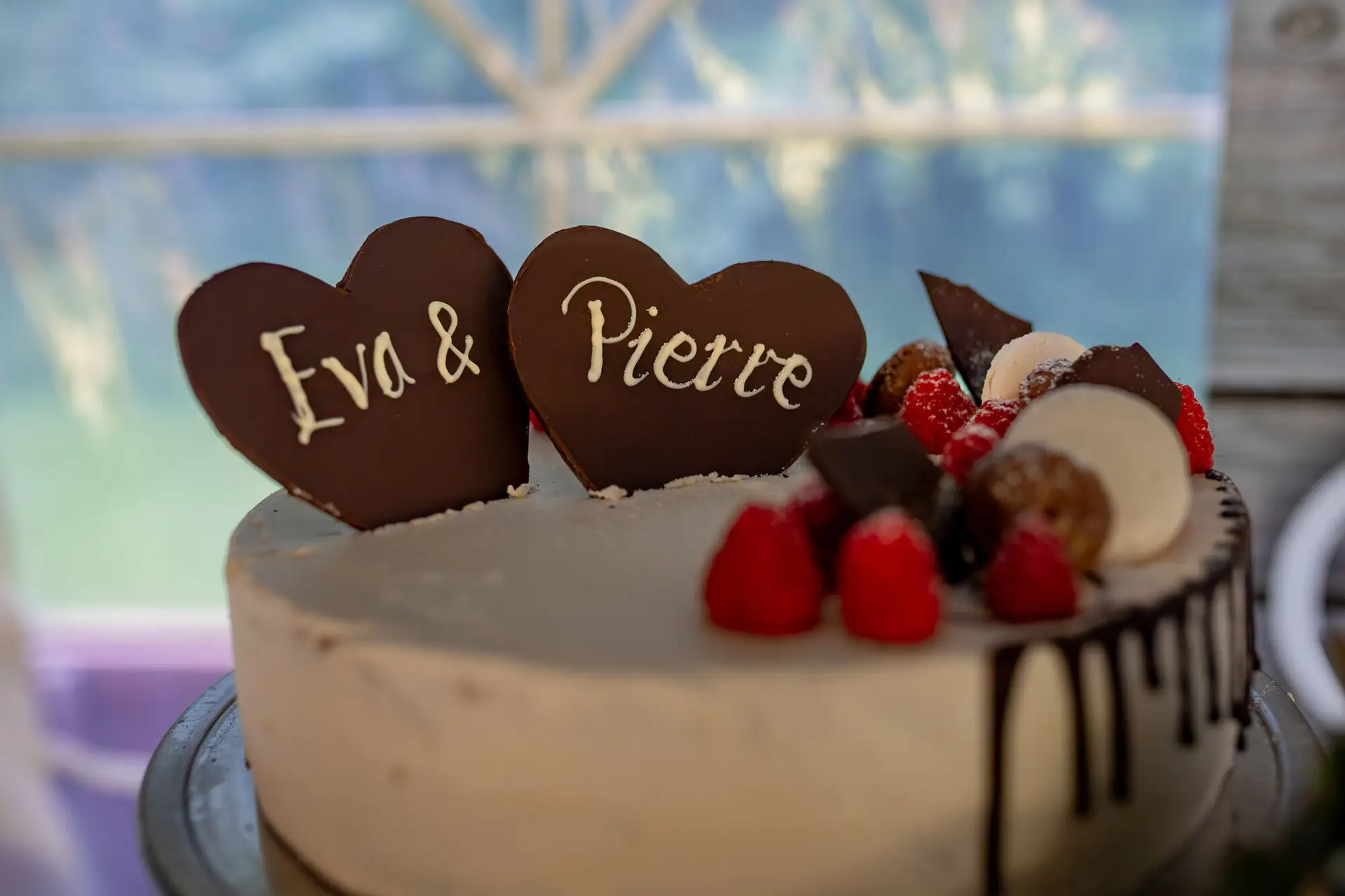 Runde Hochzeitstorte mit weißer Creme und Beerenschmuck, Detailaufnahme der Schichten
