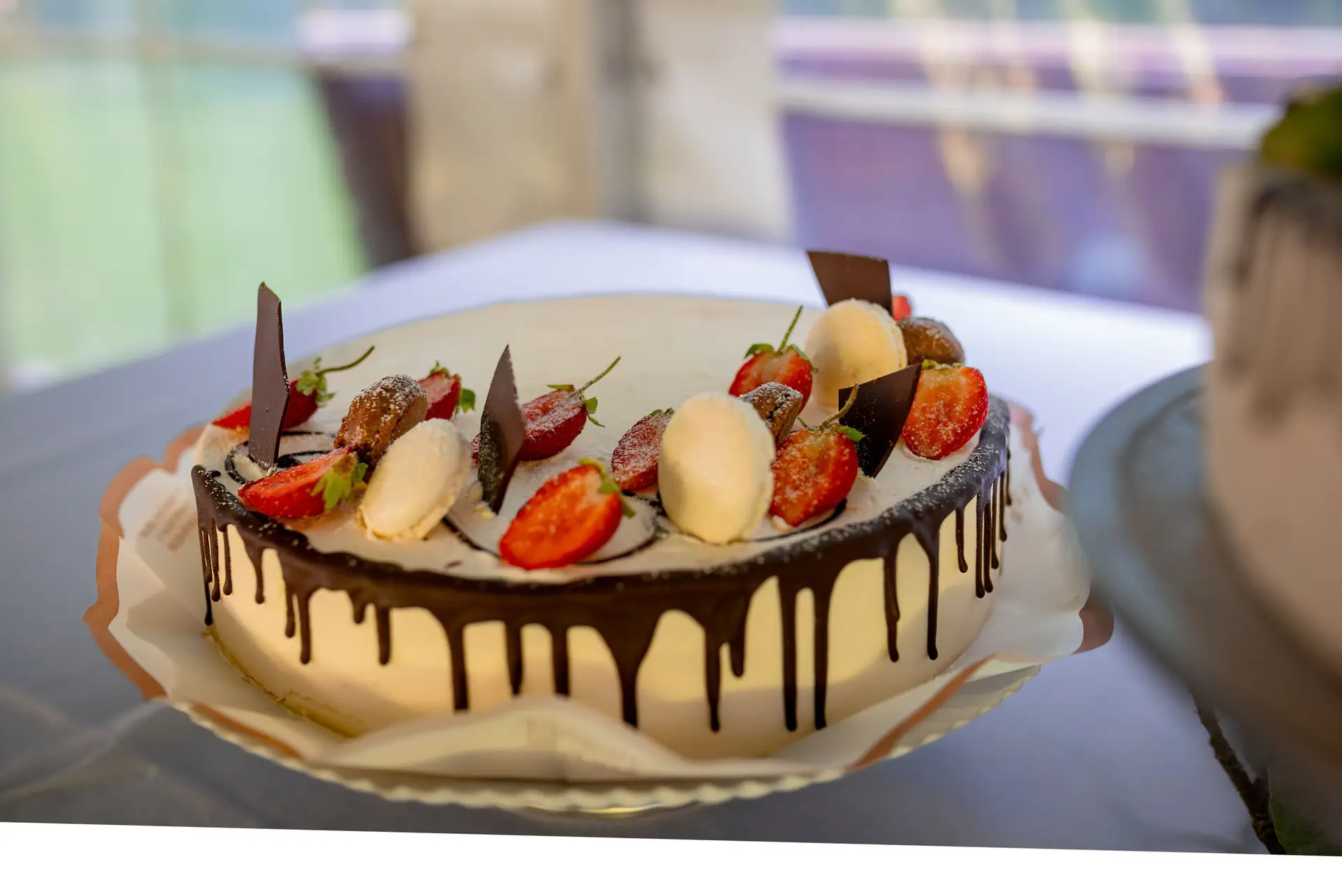 Weitere Schicht der mehrlagigen Hochzeitstorte – dekorativ und köstlich