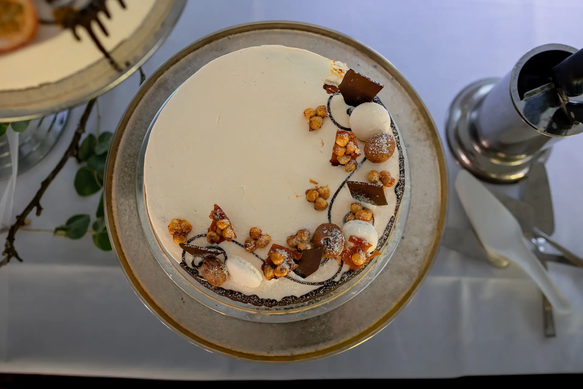 Hochzeitstorte von oben – weiße Creme mit gerösteten Nüssen, Marshmallows und Schokoladenspänen