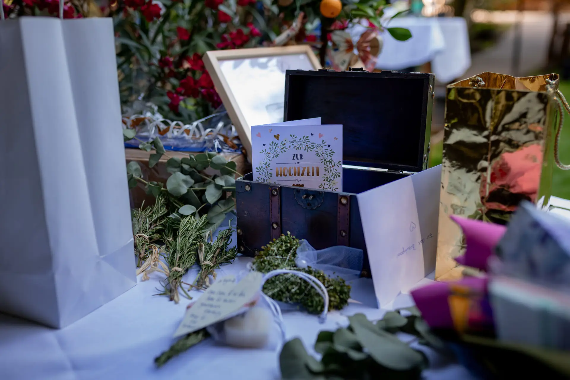 Rustikales Holzschließfach mit Herz-Formen und Blumen – persönliches Deko-Detail der Hochzeit