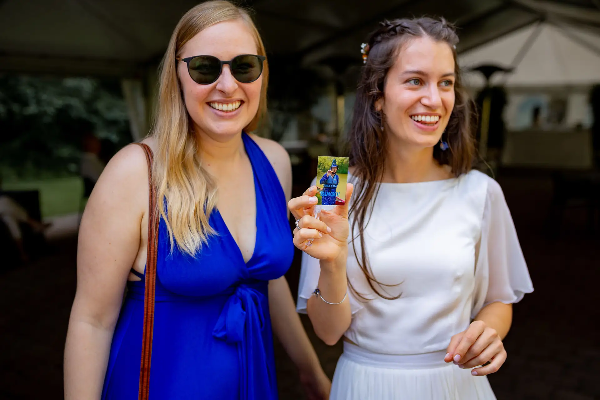Zwei Frauen lachen herzlich beim Empfang – entspannte und fröhliche Stimmung unter den Gästen