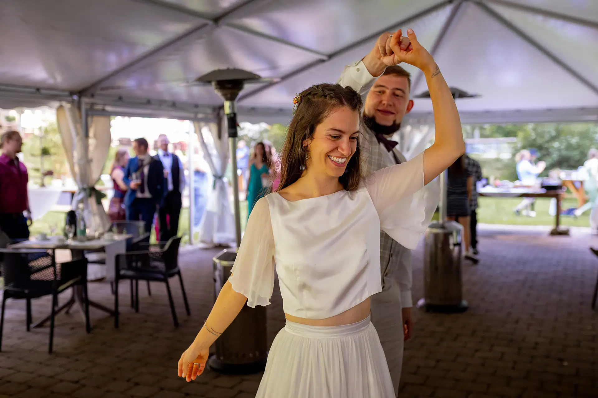 Erster Tanz des Brautpaares unter dem weißen Zeltdach der Heidersbacher Mühle