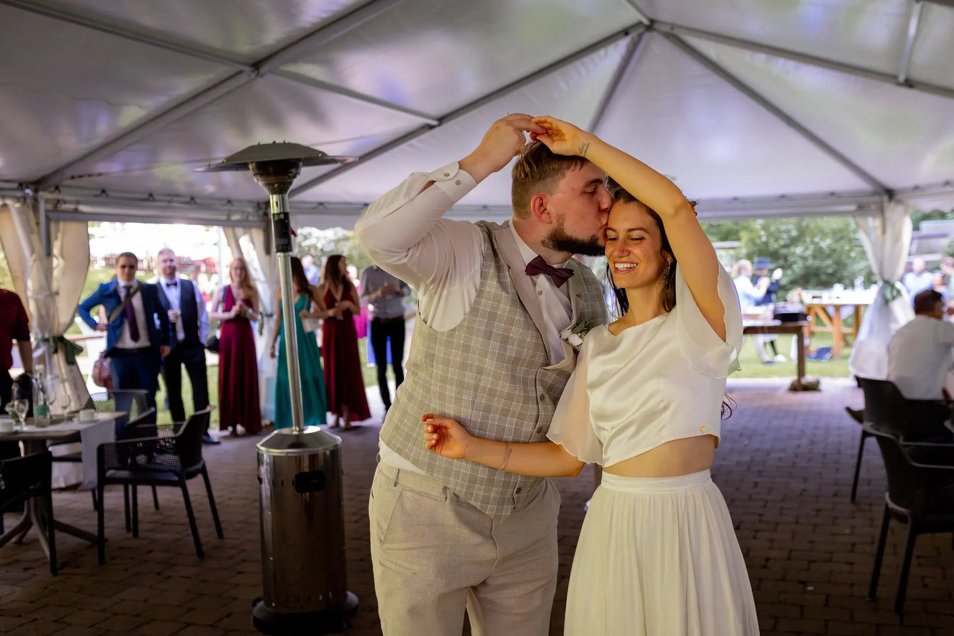 Erster Tanz – Bräutigam schiebt der Braut liebevoll und zärtlich die Haare aus dem Gesicht