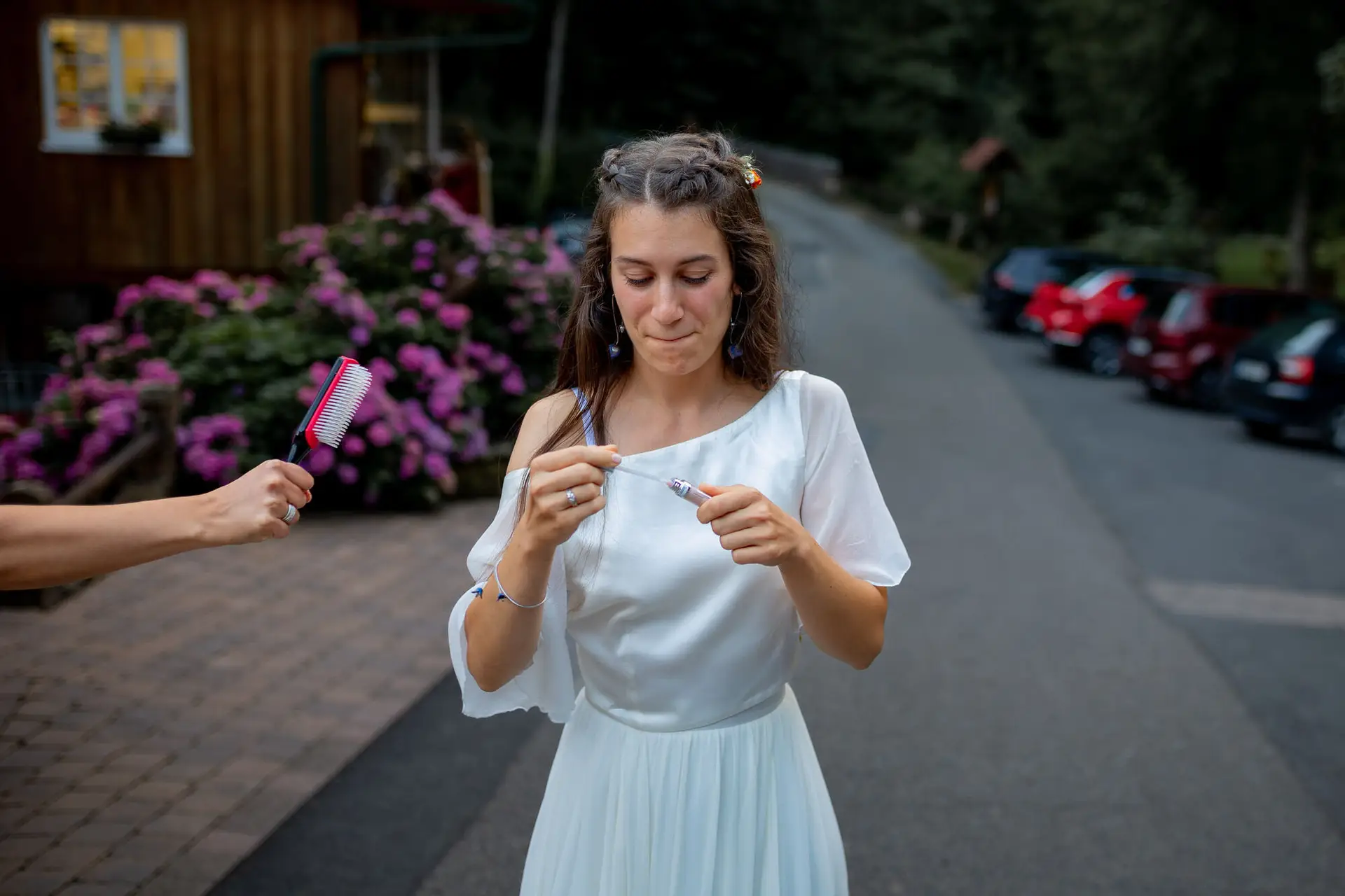Braut wird auf dem Balkon der Mühle für das Abend-Brautpaarshooting geschminkt