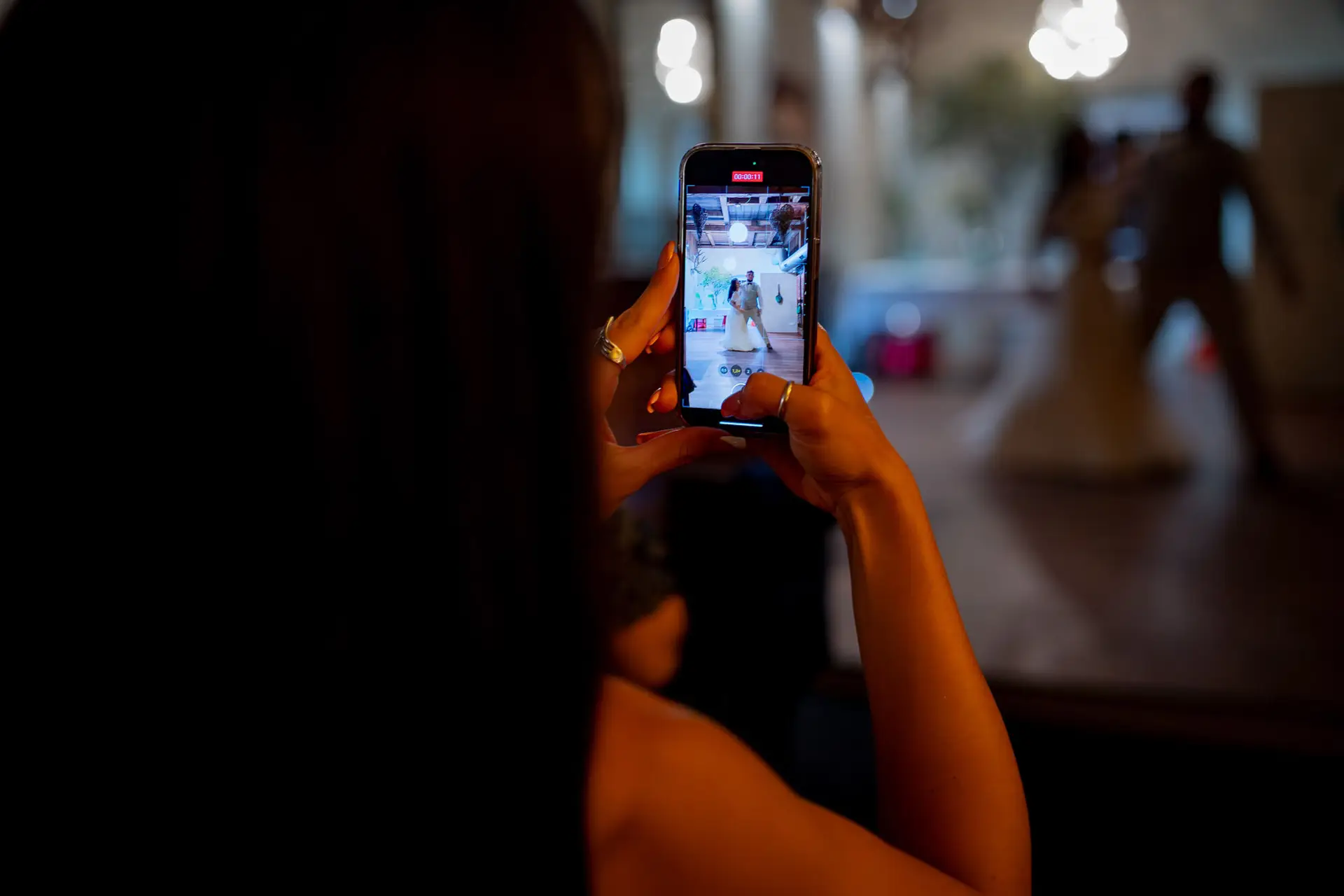 Tanzszene auf dem Smartphone festgehalten – die Party läuft auf Hochtouren