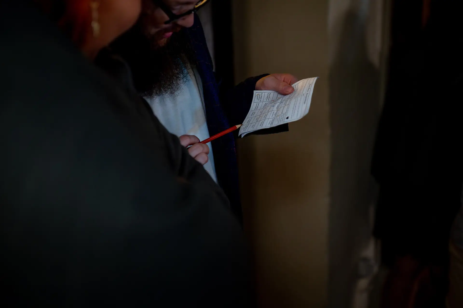 Gast zeigt beim Hochzeitsspiel-Formular – ausgelassene Stimmung in der nächtlichen Feier