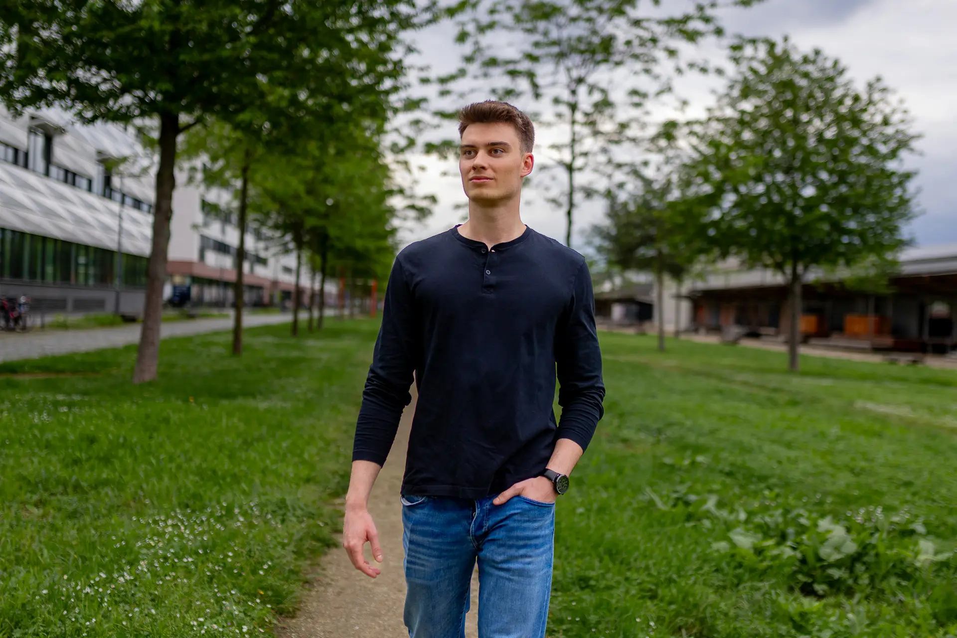 Sebastian auf dem Weg durch die Grünfläche der Bahnstadt Heidelberg