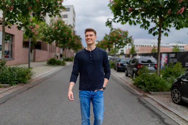 Portrait-Shooting auf einer Straße in der Bahnstadt Heidelberg