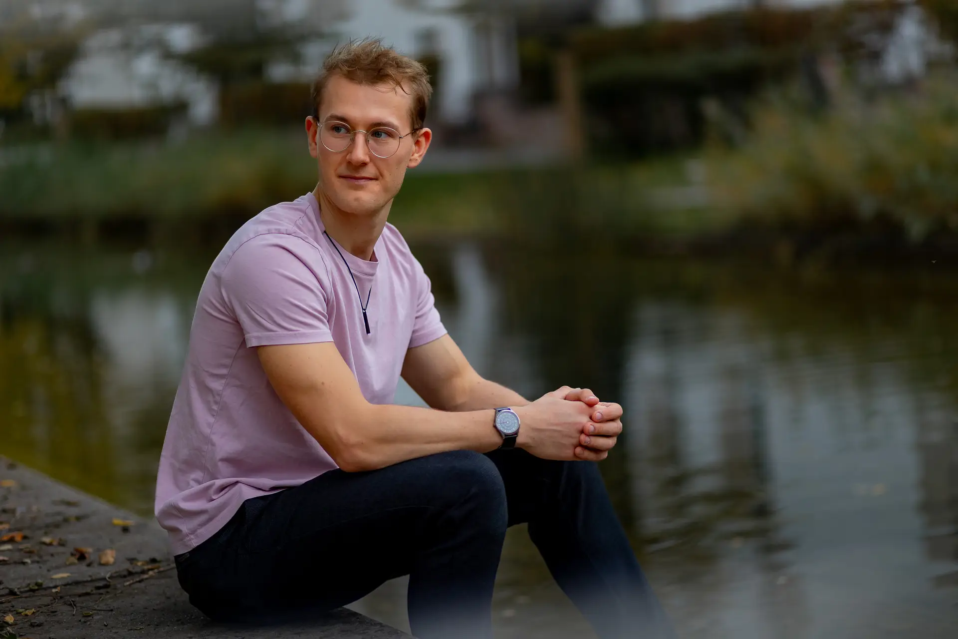 Portrait am Wasser in der Bahnstadt Heidelberg im Herbst