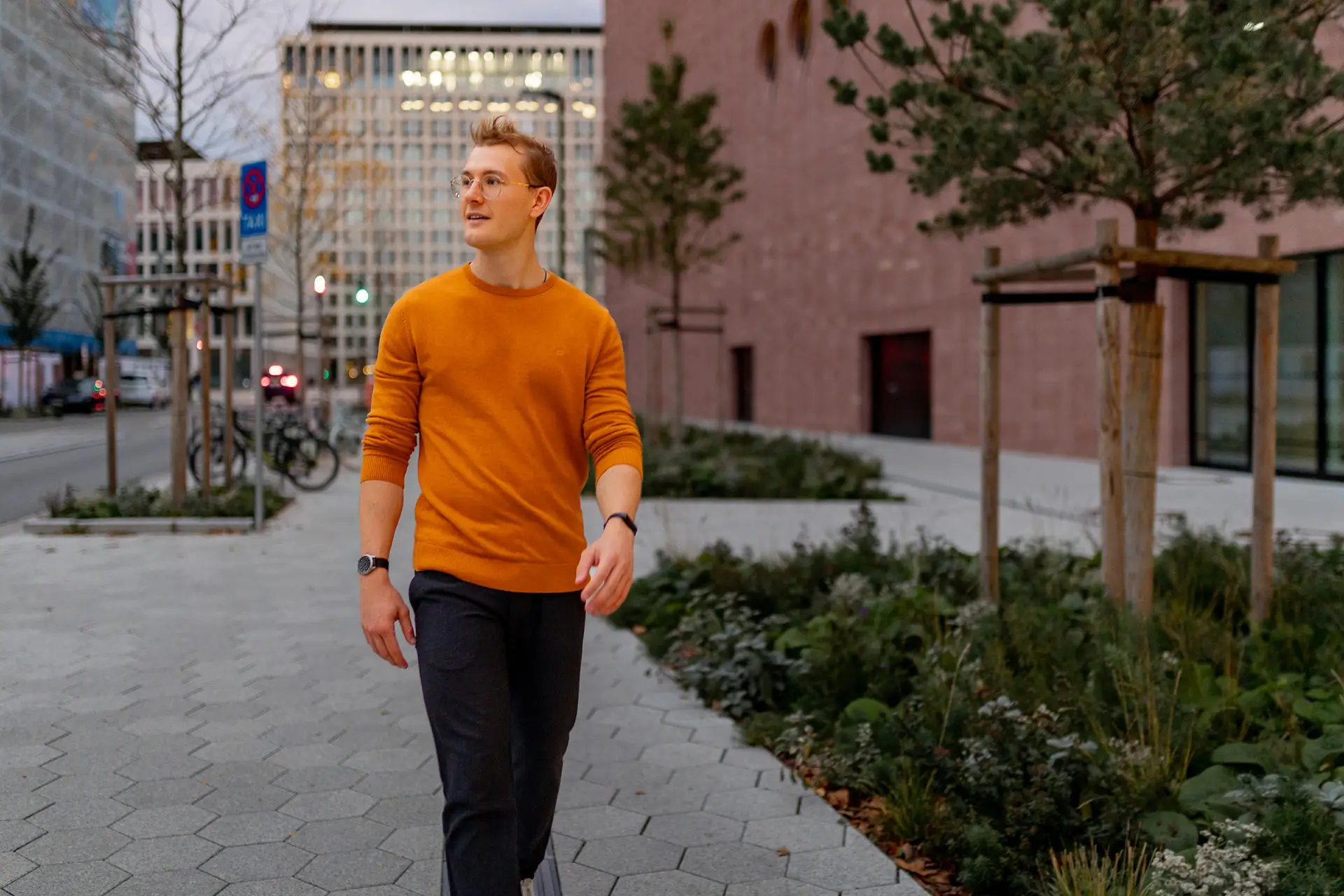 Luca läuft durch die Bahnstadt Heidelberg im Abendlicht