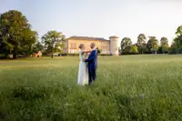 Hochzeitsfotograf im Schlossgarten Worms-Herrnsheim: Brautpaar genießt einen romantischen Moment unter Bäumen nach der Trauung.