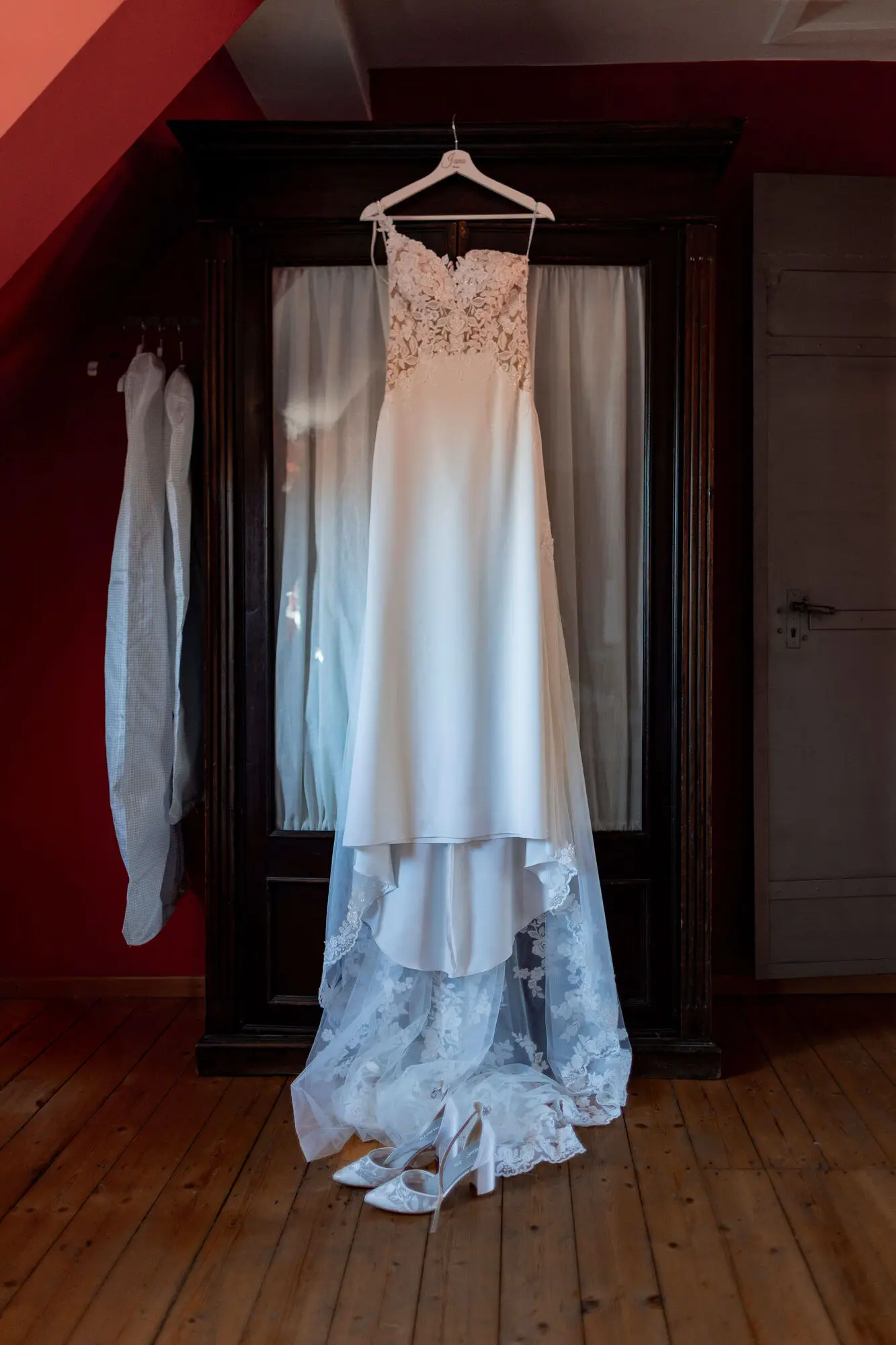 Hochzeitsgast malt kreativ auf Leinwand während der Hochzeitsfeier im Weingut Fritz Ritter