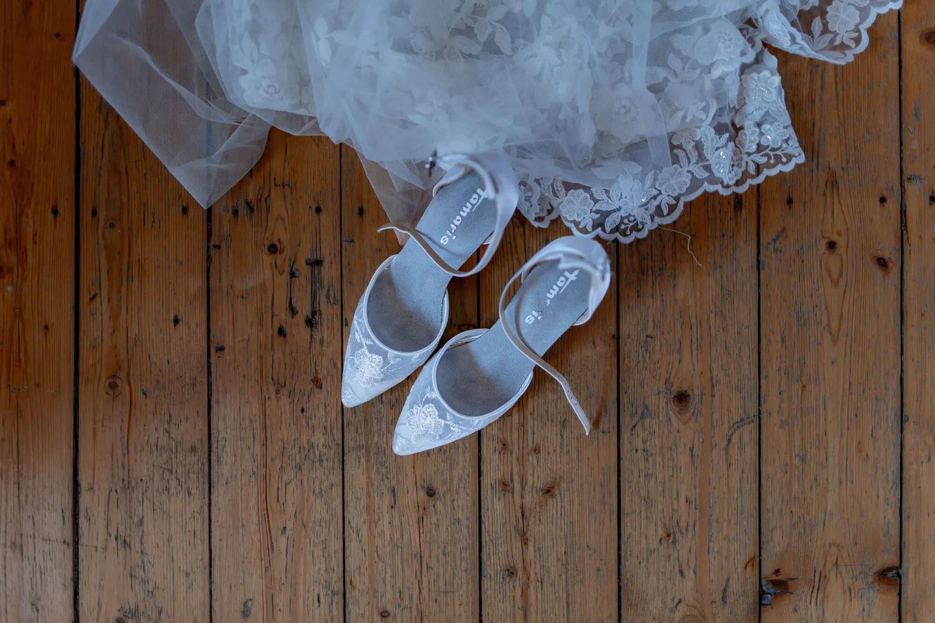 Braut lässt sich während des Getting Ready professionell schminken