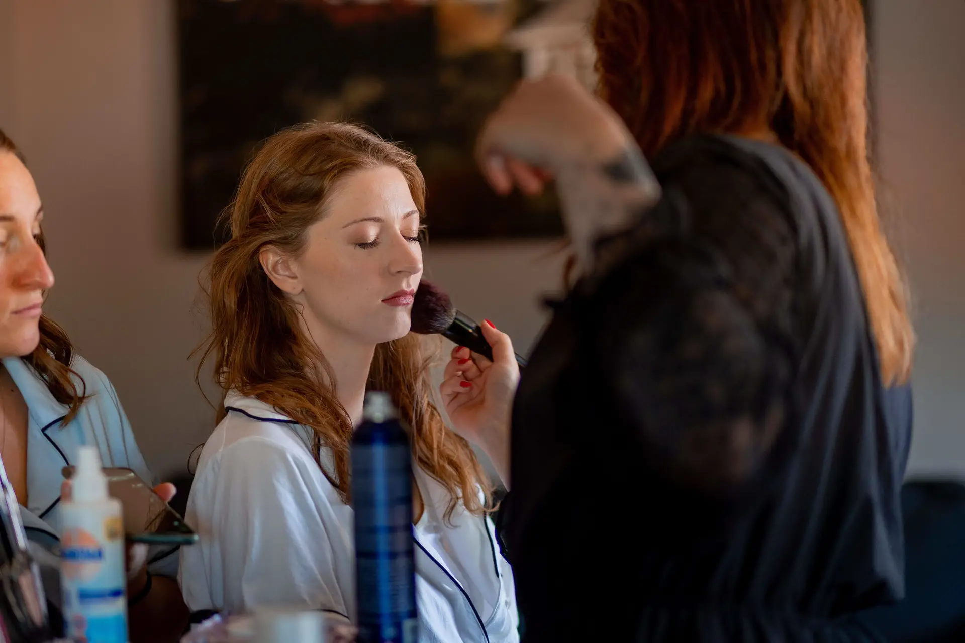 Farbenfroher Brautstrauß in Pastelltönen steht in Glasvase am Fenster