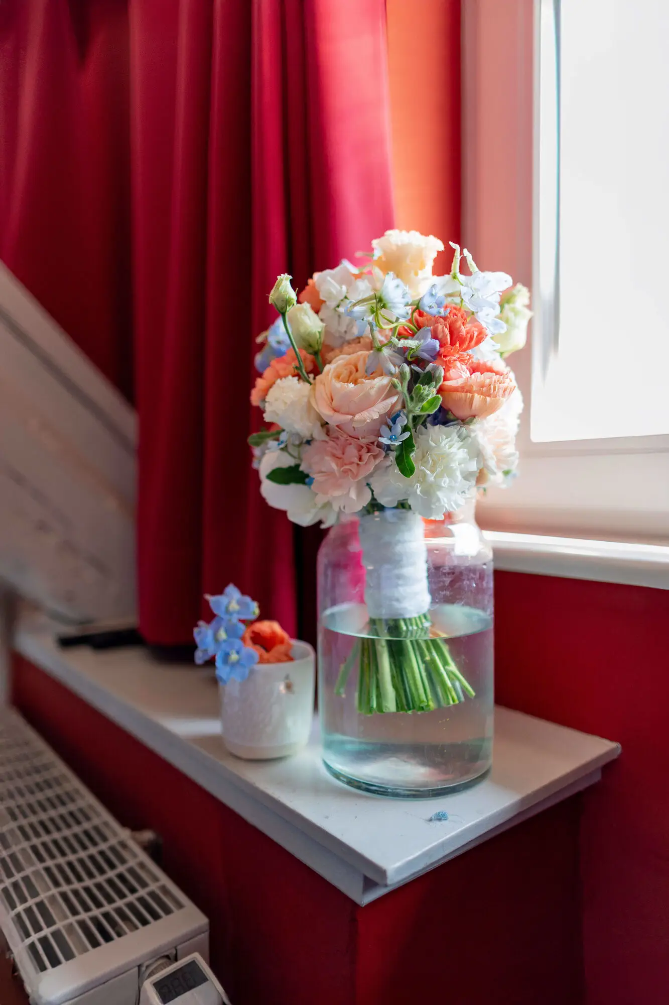 Stilvolles Braut-Flatlay mit Accessoires, Schmuck und Parfüm auf Holzboden