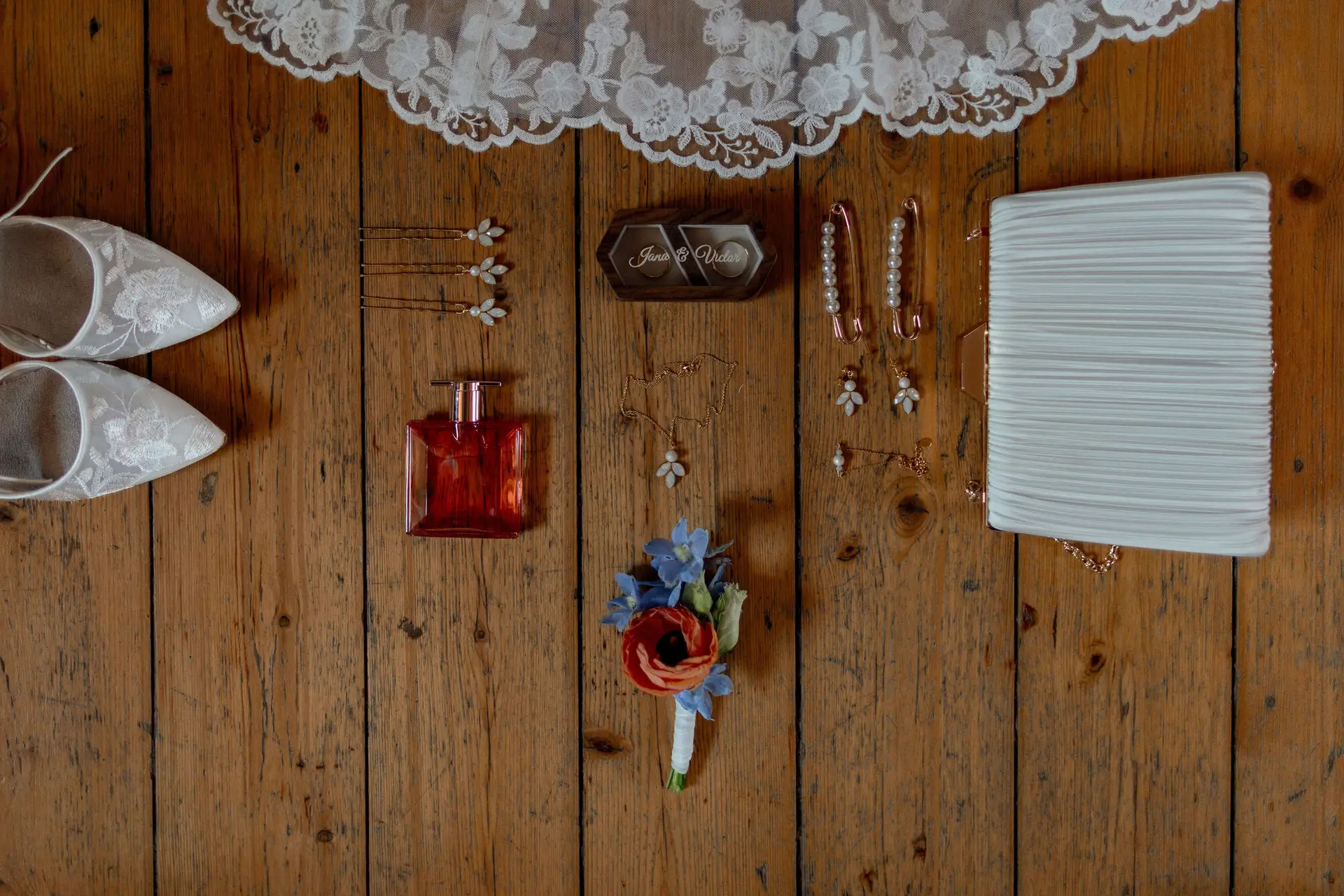 Personalisierte Ringbox aus Holz mit gravierten Namen und Eheringen
